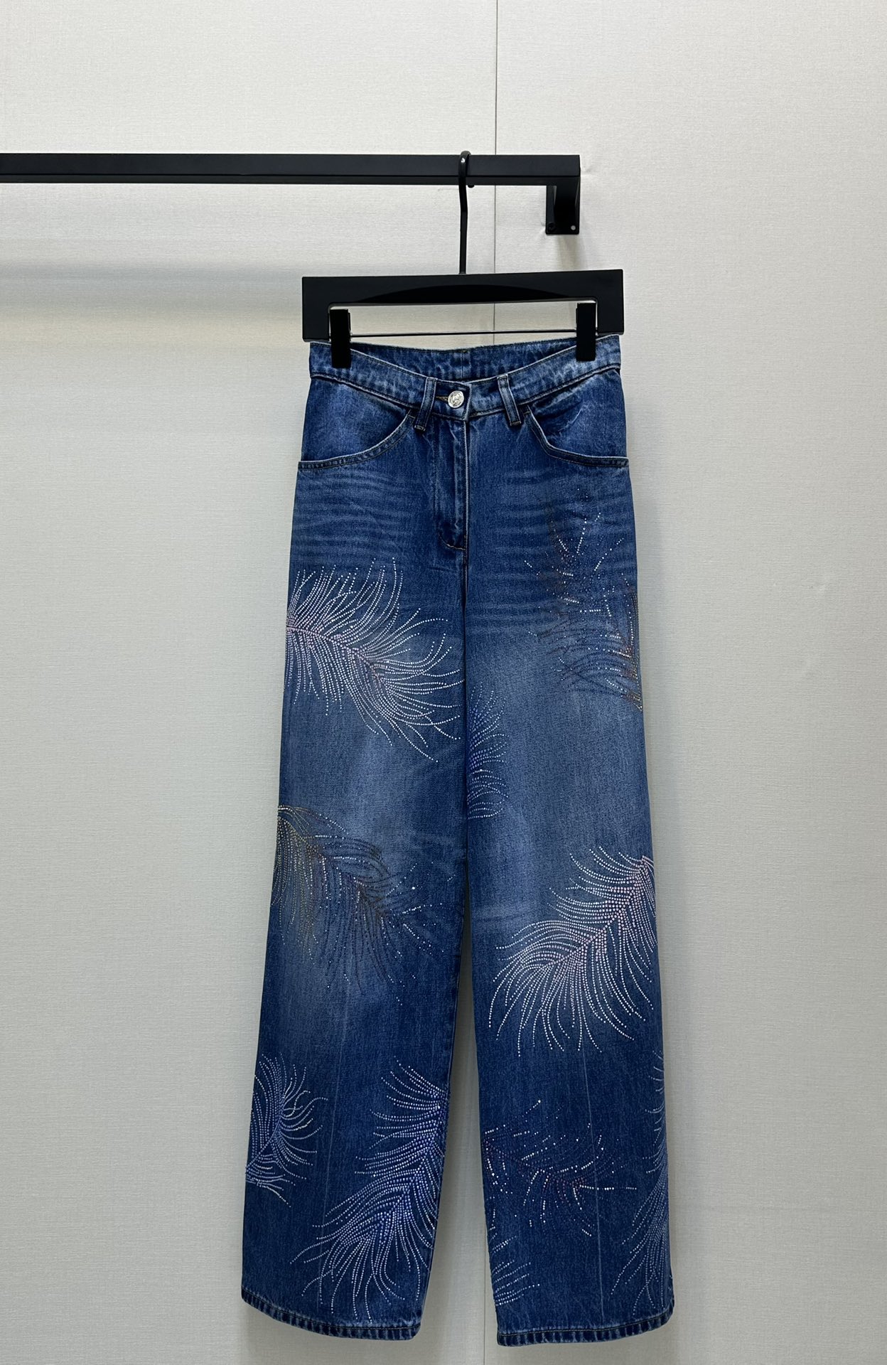 NO:335436,Chane* 25S spring and summer new style feather ironing jeans. Original development!  High-end production!  Classic denim blue fabric with excellent texture. The feather and diamond design of the trouser body is so ingenious, full of details, and it is agile and exquisite in retro. It is worthy of being a fragrant grandma and is fashionable and firmly controlled. Whether it is matched with a simple white T-T-T-T-T-T-T-T-T-T-T-T-T-T-T-T-T-T-T-T-T-T-T-T-T-T-T-T-T-T-T-T-T-T-T-T-T-T-T-T-T-T-T-T-T-T-T-T-T-T-T-T-T-T-T-T-T-T-T-T-T-T-T-T-T-T-T-T-T-T-T-T-T-T-T-T-T-T-T-T-T-T-T-T-T-T-T-T-T-T-T-T-T-T-T-T-T-T-T-T-T-T-T-T-T-T-T-T-T-T-T-T-T-T-T-T-T-T-T-T-T-T-T-T-T-T-T-T-T-T-T-T-T-T-T-T-T-T-T-T-T-T-T-T-T-T-T-T-T-T-T-T-T-T-T-T-T-T-T-T-T-T-T-T-T-T-T-T-T-T-T-T-T-T-T-T-T-T-T-T-T-T-T-T-T-T-T-T-T-T-T-T-T-T-T-T-T-T-T-T-T-T-T-T-T-T-T-T-T-T-T-T-T-T-T-T-T-T-T-T19860909Chane* 25S春夏新款 羽毛烫钻牛仔裤.原版开发！高版出品！经典牛仔蓝面料,质感超棒.裤身羽毛钻石设计太有巧思,细节满满,在复古中又透着灵动与精致,不愧是香奶奶,时尚拿捏得稳稳的.无论是搭配简约白T还是精致小上衣,都能轻松打造出高级感穿搭,日常出街或参加聚会都超合适~现货 SML大货实拍,,chanel,jeans,alexander wang,Women's clothing
