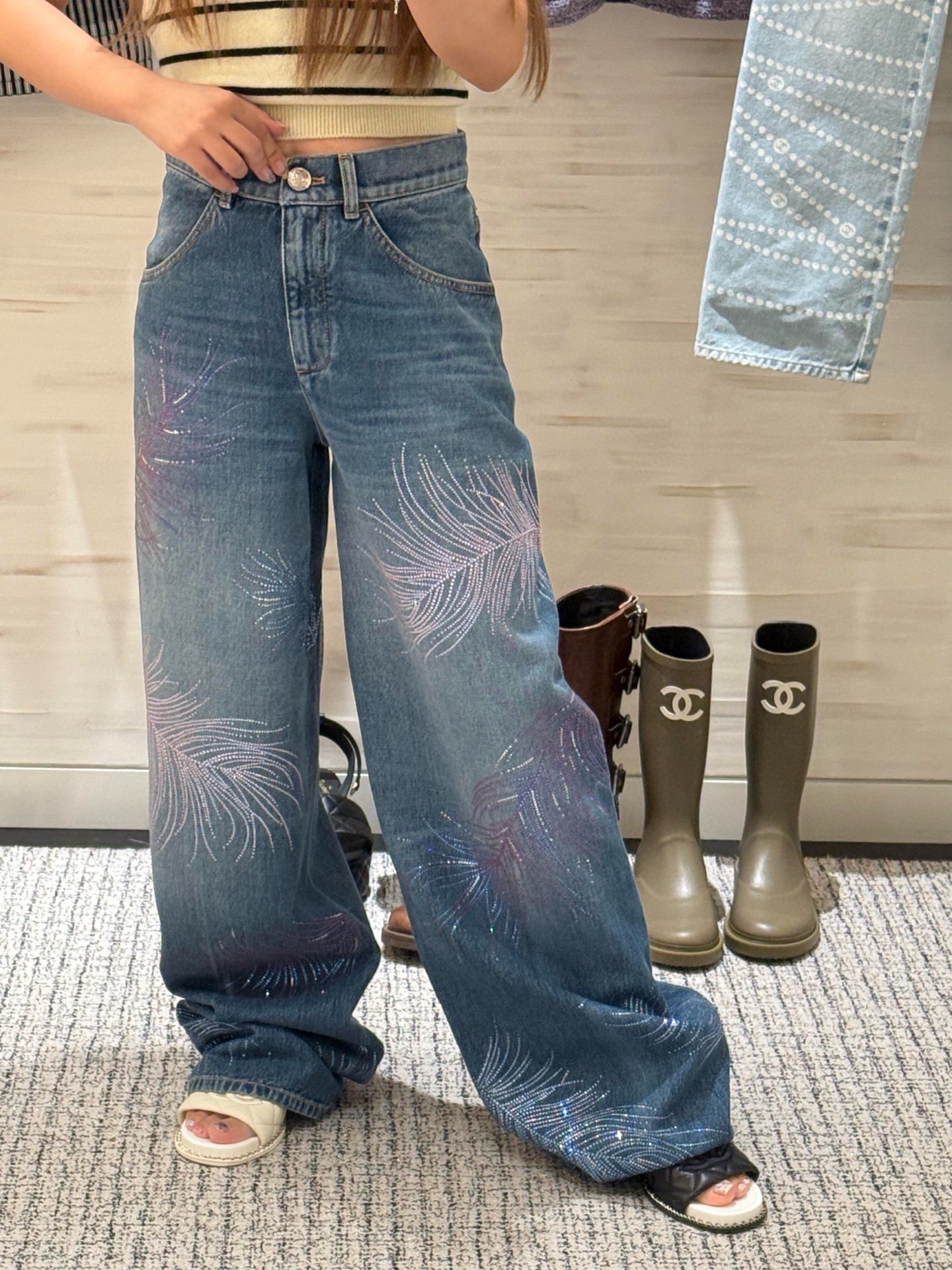 NO:335439,Chane* 25S spring and summer new style feather ironing jeans. Original development!  High-end production!  Classic denim blue fabric with excellent texture. The feather and diamond design of the trouser body is so ingenious, full of details, and it is agile and exquisite in retro. It is worthy of being a fragrant grandma and is fashionable and firmly controlled. Whether it is matched with a simple white T-T-T-T-T-T-T-T-T-T-T-T-T-T-T-T-T-T-T-T-T-T-T-T-T-T-T-T-T-T-T-T-T-T-T-T-T-T-T-T-T-T-T-T-T-T-T-T-T-T-T-T-T-T-T-T-T-T-T-T-T-T-T-T-T-T-T-T-T-T-T-T-T-T-T-T-T-T-T-T-T-T-T-T-T-T-T-T-T-T-T-T19860909Chane* 25S春夏新款 羽毛烫钻牛仔裤.原版开发！高版出品！经典牛仔蓝面料,质感超棒.裤身羽毛钻石设计太有巧思,细节满满,在复古中又透着灵动与精致,不愧是香奶奶,时尚拿捏得稳稳的.无论是搭配简约白T还是精致小上衣,都能轻松打造出高级感穿搭,日常出街或参加聚会都超合适~现货 SML,,chanel,jeans,alexander wang,Women's clothing