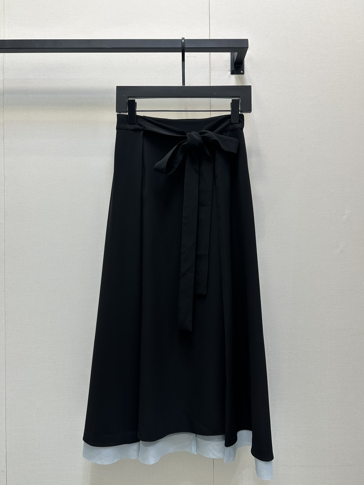 NO:335765,Fendi*25Ss Spring and Summer New Style Irregular Skirt. Original Development High-Premium Production!  Use custom adhesive fabrics to make it more advanced, outline irregular outlines, and the skirt is spread out to modify the hips and hips, which makes it more free and cool. Rich details are sweet and show the brand heritage. Fashionable and fashionable outfits. SML large-scale real shots, fendi, skirts, alexander wang19860909Fendi*25Ss春夏新款 不规则半裙.原版开发 高版出品！采用定制黏胶面料 更显高级 勾勒不规则轮廓走线 裙摆微A散开修饰臀胯 更显自由飒爽风格 丰富细节不失甜美 彰显品牌底蕴 穿搭时髦洋气 现货 SML大货实拍,,fendi,skirts,alexander wang,Women's clothing