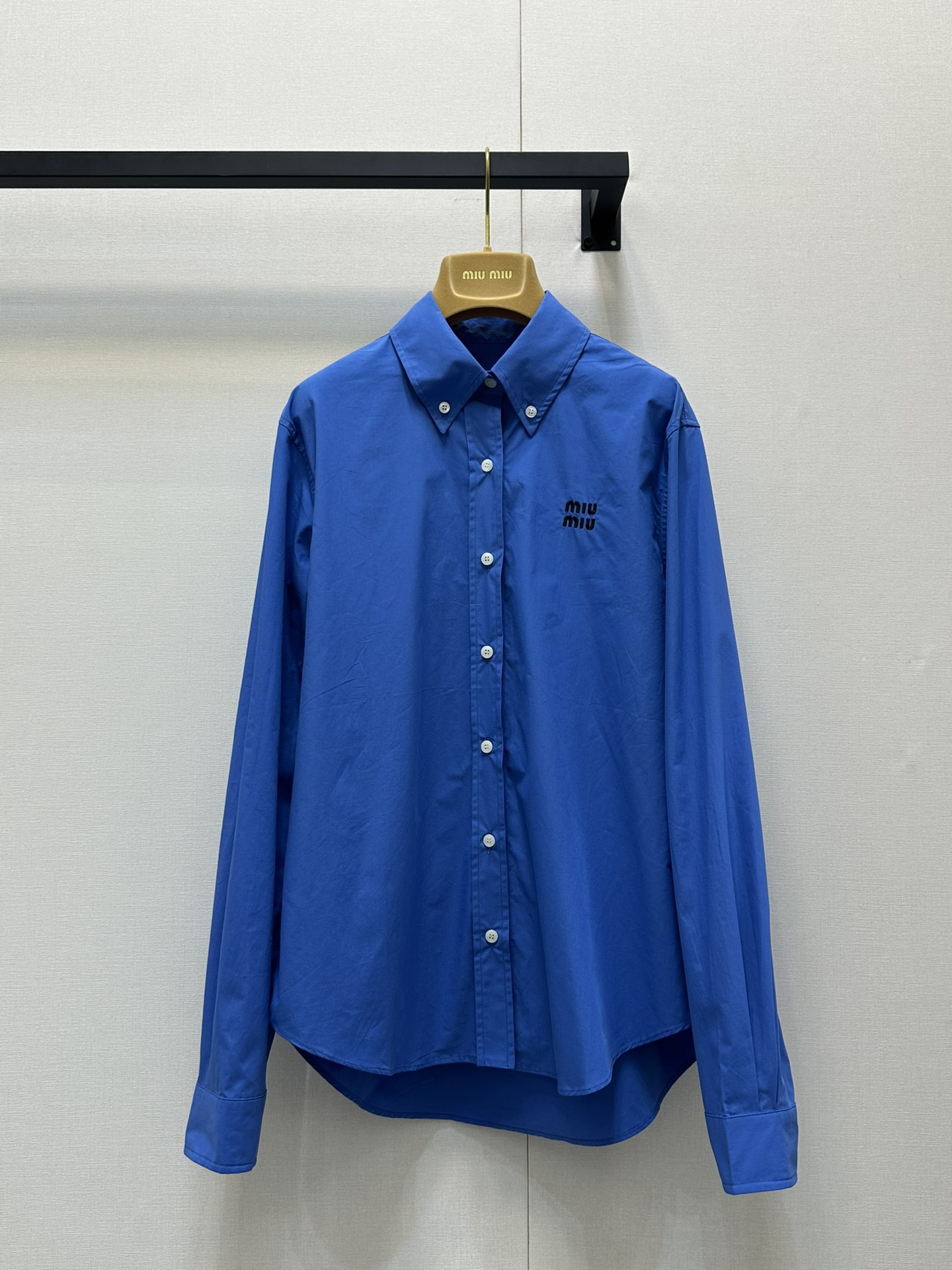 NO:333682,Miumi* 25Ss spring and summer new style intellectual simple style shirt. Original development!  High-end production!  Customized cotton shirt fabric is light and comfortable!  Positioned embroidered letters are low-key and luxurious, and the classic style is straight-tailed and looks slim on the upper body!  It is sweet or salty and has a versatile temperament that is not picky!  Workmanship quality depends on details. Spot SML large-scale real-time photos, miumiu,shirts,alexander wang19860909Miumi* 25Ss春夏新款 知性分子简约风衬衫.原版开发！高版出品！定制纯棉衬衫面料质感轻盈舒适！定位刺绣字母低调奢华,经典版型款直裁版型上身巨显瘦！可甜可盐气质百搭不挑人！做工品质看细节.现货 SML大货实拍,,miumiu,shirts,alexander wang,Women's clothing