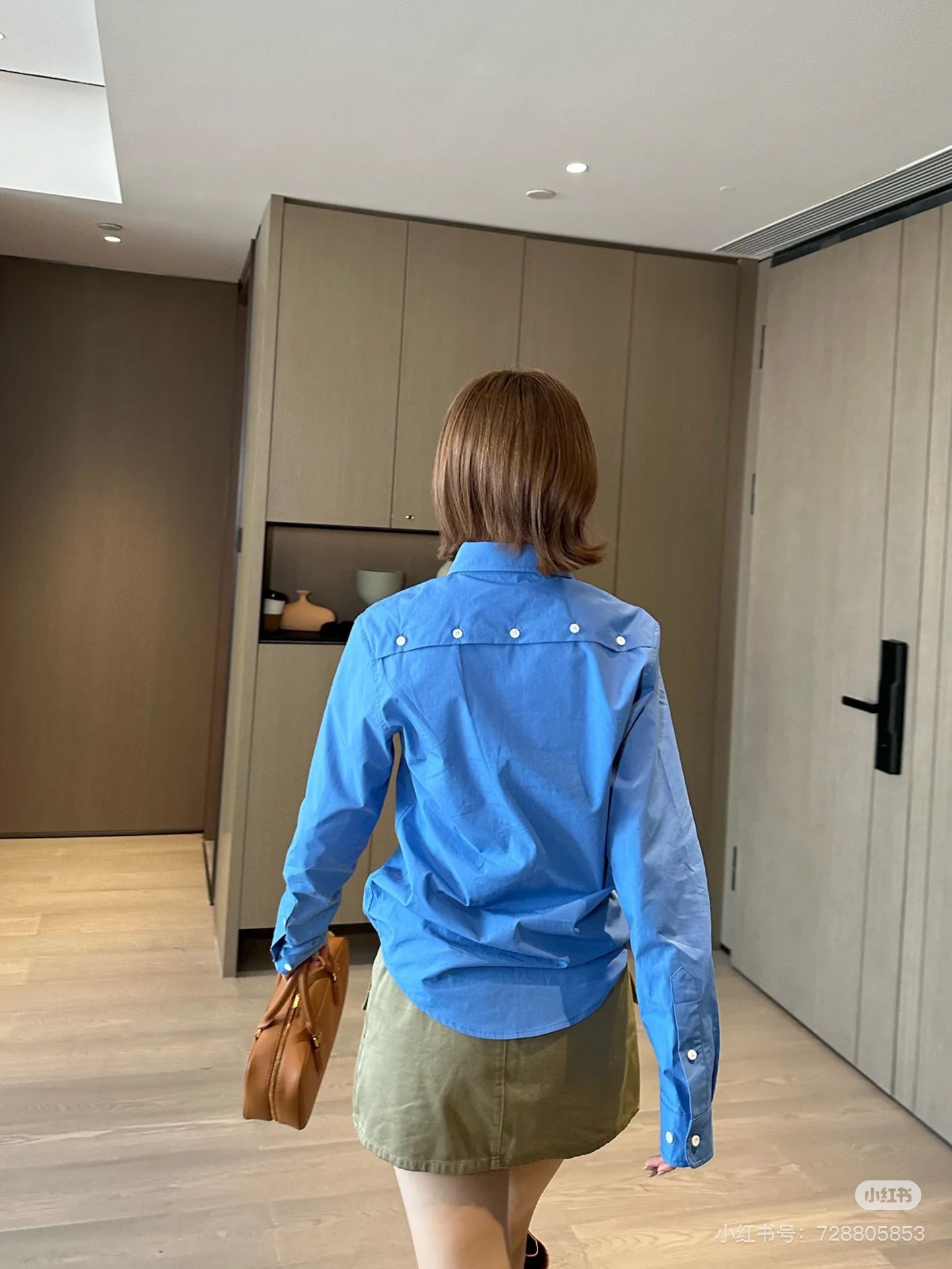 NO:333684,Miumi* 25Ss spring and summer new style intellectual simple style shirt. Original development!  High-end production!  Customized cotton shirt fabric is light and comfortable!  Positioned embroidered letters are low-key and luxurious, and the classic style is straight-tailed and looks slim on the upper body!  It is sweet or salty and has a versatile temperament that is not picky!  Workmanship quality depends on details. Spot SML, miumiu,shirts,alexander wang19860909Miumi* 25Ss春夏新款 知性分子简约风衬衫.原版开发！高版出品！定制纯棉衬衫面料质感轻盈舒适！定位刺绣字母低调奢华,经典版型款直裁版型上身巨显瘦！可甜可盐气质百搭不挑人！做工品质看细节.现货 SML,,miumiu,shirts,alexander wang,Women's clothing