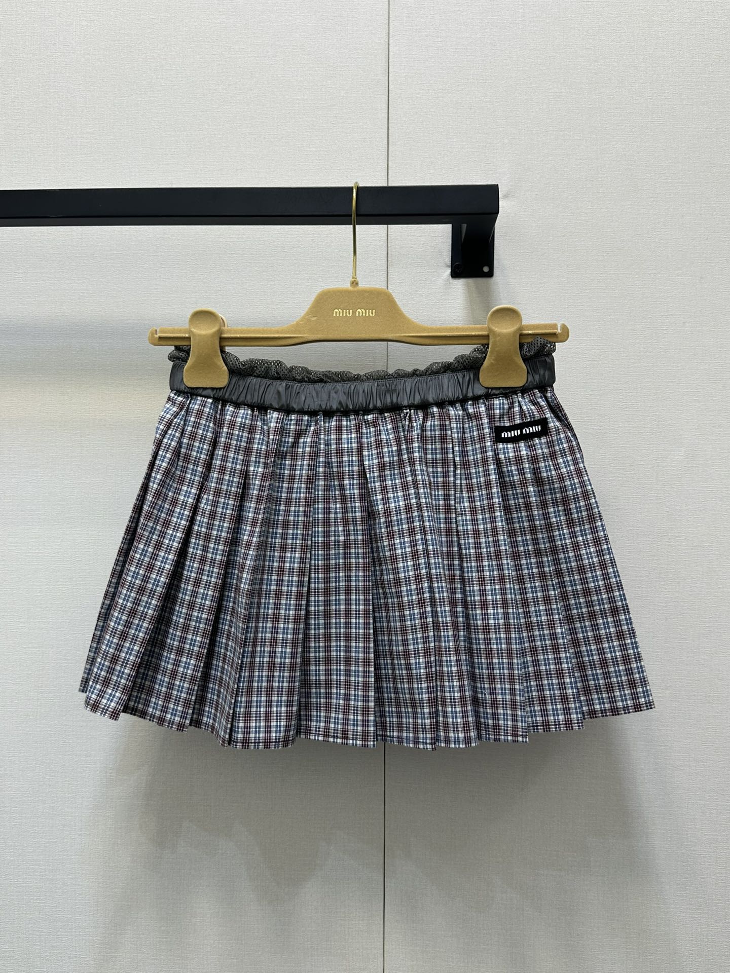 NO:335724,Miumi* 25Ss spring and summer new style intellectual plaid short skirt. Original development!  High-end production!  Customized woven fabrics, decorated with brand logo patches, mesh spliced ​​lace elastic waist (it is recommended to expose the waist) pleated silhouette hem, a set of matching is better, college style spot SML large-scale real shots, miumiu, skirts, alexander wang19860909Miumi* 25Ss春夏新款 知识分子格纹短裙.原版开发！高版出品！定制色织面料 饰有品牌标识贴饰 网纱拼接蕾丝松紧腰头（穿搭建议露出腰头）百褶廓形下摆 一套搭配更好看 学院风现货 SML大货实拍,,miumiu,skirts,alexander wang,Women's clothing