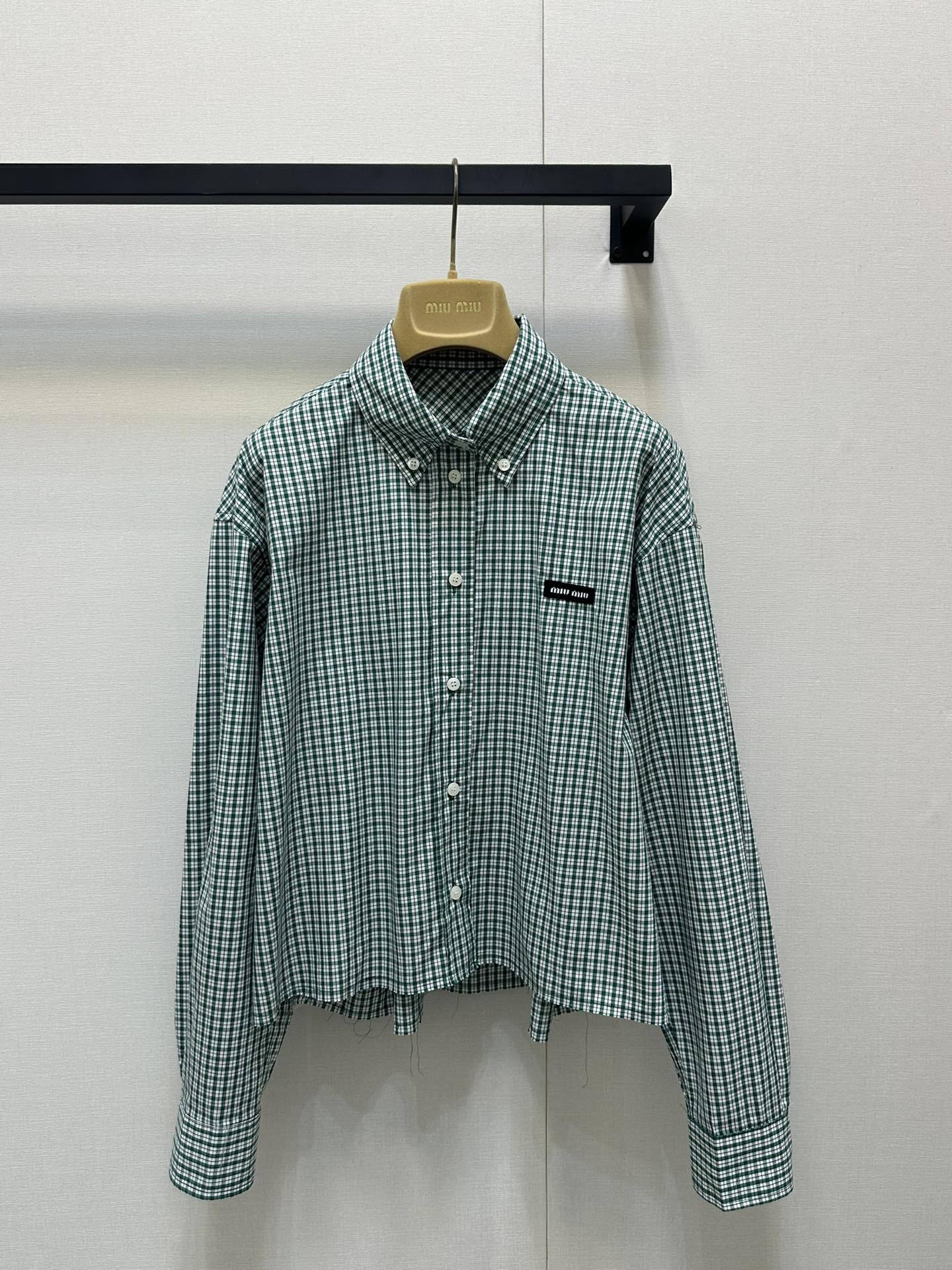 NO:333673,Miumi* 25Ss Spring and Summer New Style Green Check Lapel Short Long Sleeve Shirt. Original Developed!  High-end production!  Continue the miu accent, girls' group college style, yb custom plaid lines, full style, cut in place, zero changes, and exquisite embroidery, the details and workmanship are in place. Spot SML real-time photos, miumiu,shirts,alexander wang19860909Miumi* 25Ss春夏新款 绿色格纹翻领短款长袖衬衫.原版开发！高版出品！继续miu腔调 女团学院风走起 yb定制的格子纹路 格调拉满 版型裁剪到位 零改动哦 还有精致的刺绣 细节做工品质全面到位.现货 SML大货实拍,,miumiu,shirts,alexander wang,Women's clothing