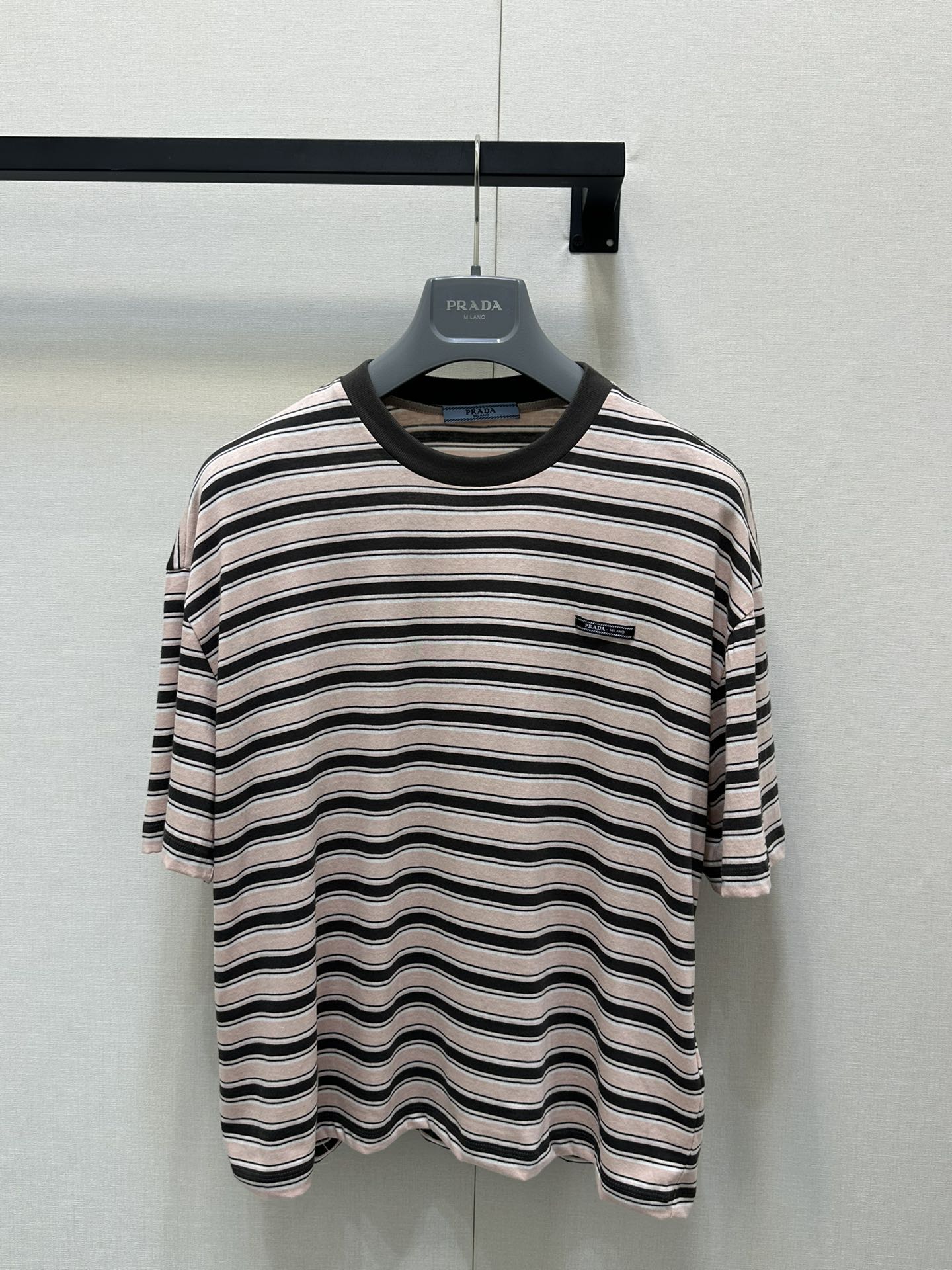 NO:423261,Prad*25Ss spring and summer new model, micro-label pocket striped short-sleeved T-shirt. Original development, high-end production!  It has a look-catching feeling of age reduction, and the classic striped color is short-sleeved. The striped elements highlight the simple and casual atmosphere, which is practical and elegant, and can be worn at will. It uses high-quality skin-friendly and soft fabrics, comfortable and breathable. Spot SML large-scale real shots, prada, T-shirt, tees, t-shirt, alexander wang19860909Prad*25Ss春夏新款 微标口袋条纹短袖T恤.原版开发 高版出品！自带减龄吸睛感,经典条纹搭配色短袖.条纹元素凸显简约与休闲的氛围感,实穿又显气质,可随意穿搭.采用高品质的亲肤柔软面料,舒适透气 现货 SML大货实拍,,prada,T-shirt,tees，t-shirt,alexander wang,Women's clothing