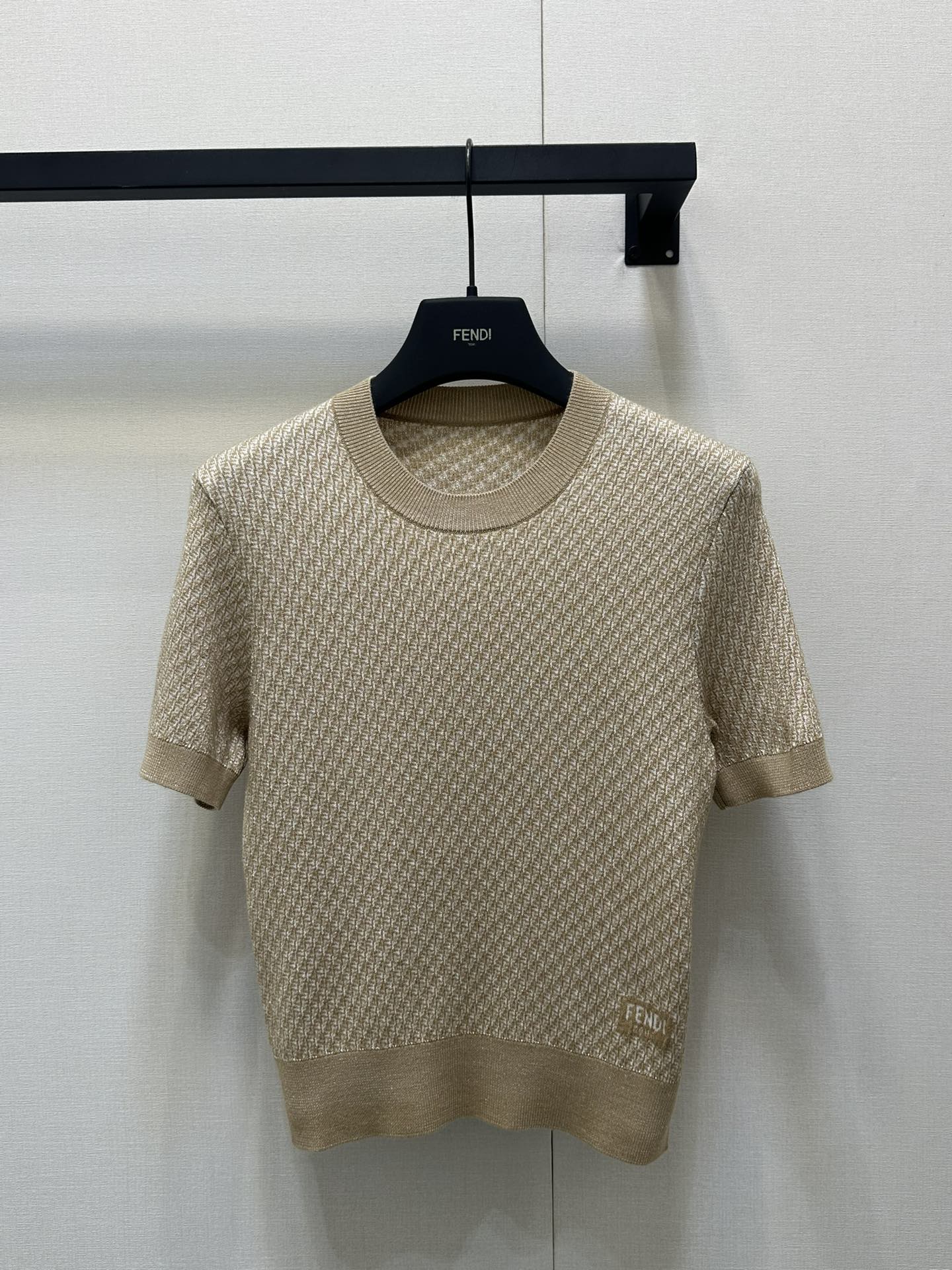 NO:335771,Fend*25Ss spring and summer new style, silk wool short sleeves, original development, high-end production!  As soon as I was on my upper body, I was amazed!  The fabric is made of top-notch materials, soft and skin-friendly, breathable, and has a very comfortable feeling of wearing. The round neck short-sleeved top is simple and fashionable, and the body proportions are perfectly modified. Whether it is going out on the street or attending parties, it can easily stay in the scene, allowing you to exude confidence and charm at all times. Get it now and start your fashion journey!  Spot SML big-ticket real shot, fendi, T-shirt, real silk, alexander wang19860909Fend*25Ss春夏新款 真丝羊毛短袖 原版开发 高版出品！一上身就被惊艳到了！面料选用顶级材质,柔软亲肤,透气性满分,穿着感超舒适.圆领短袖上衣 简约又时髦,身材比例也被完美修饰.无论是日常出街还是参加聚会,它都能轻松住场面,让你时刻散发自信魅力.赶紧入手,开启你的时尚之旅！ 现货 SML大货实拍,,fendi,T-shirt,real silk,alexander wang,Women's clothing