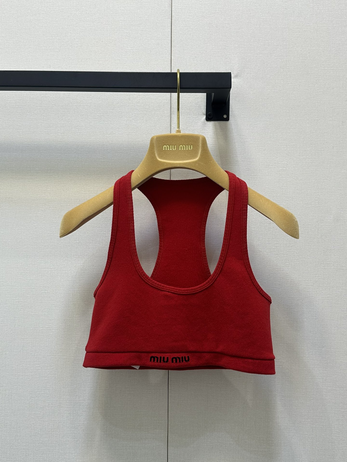 NO:335083,Miumi* 25Ss spring and summer new style, fashionable slim short vest, customized YB knitted cotton material, comfortable and soft texture, full of luster, 1:1 restored webbing treatment, wide style, short slim vest, diverse outfits, essential for hot girls, jacquard letter embellishment, fashionable and personalized, single wear, all fashionable items, SML large-scale real shot,, miumiu, alexander wang19860909Miumi* 25Ss春夏新款 时髦修身短款背心 定制YB针织棉材质 质感舒适柔软 光泽十足 内里1:1还原织带处理 版型挺阔显质感短款修身背心 穿搭多样性 辣妹必备 提花字母标点缀 时髦有个性 单穿内搭都是洋气单品 SML大货实拍,,miumiu,alexander wang,Women's clothing