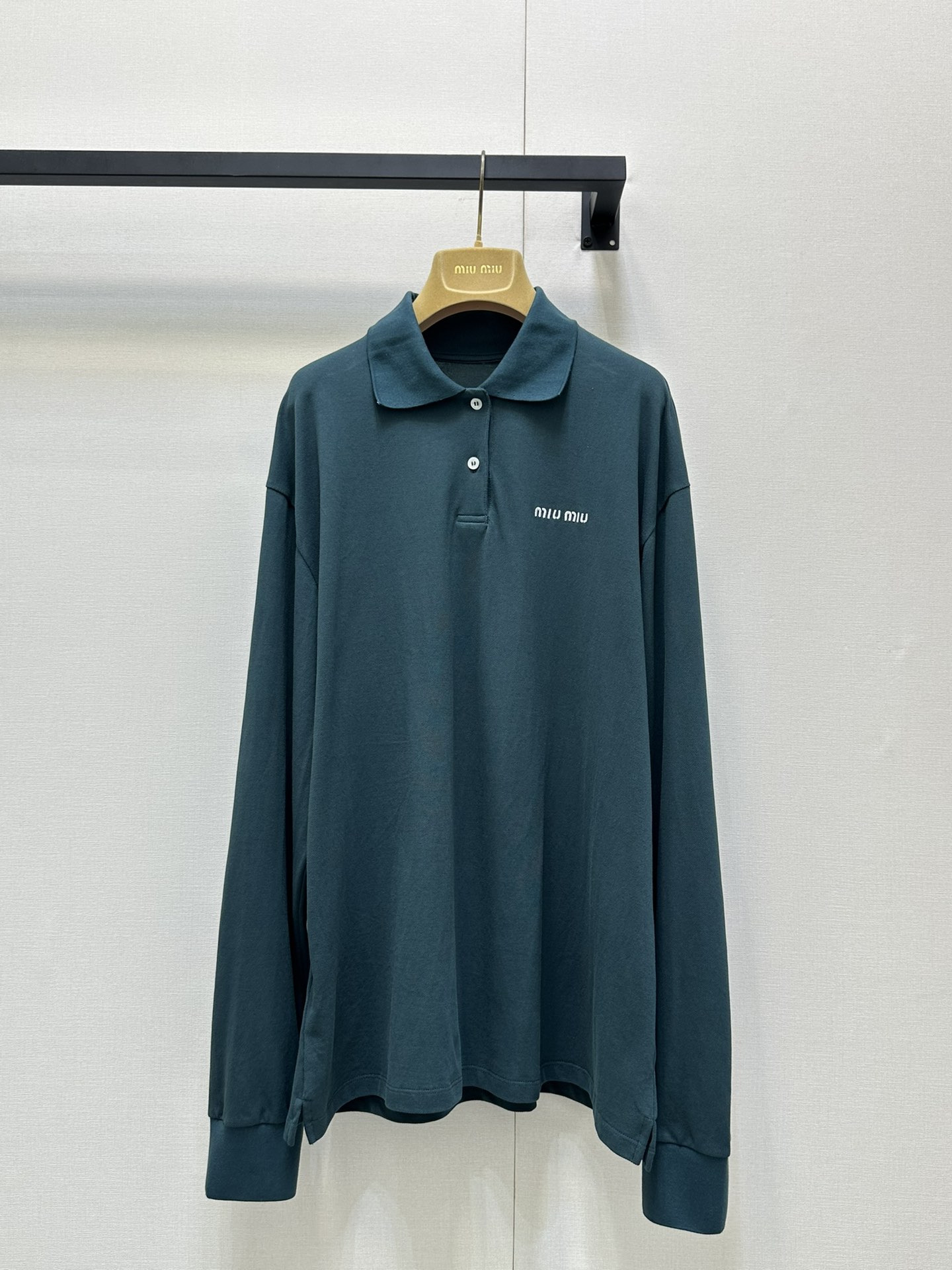 NO:335048,Miumi* 25Ss Spring and Summer New Style Letter Embroidered Lapel Polo Loose Casual Long Sleeve Top. Original Developed!  High-end production!  Love the fashionable style of intellectuals!  Overzise loose fit and fashionable essentials unlock all outfits!  Customized ribbed collars are stylish and high-end!  Highly recommend the model for keeping, the same model for men and women!  Spot SML big-ticket real shot, miumiu, alexander wang19860909Miumi* 25Ss春夏新款 字母刺绣翻领polo宽松休闲长袖上衣.原版开发！高版出品！超爱知识分子时髦风！overzise宽松版型时髦精必备单品解锁所有穿搭！定制罗纹领时髦又高级！强烈推荐自留款,男女同款！现货 SML大货实拍,,miumiu,alexander wang,Women's clothing