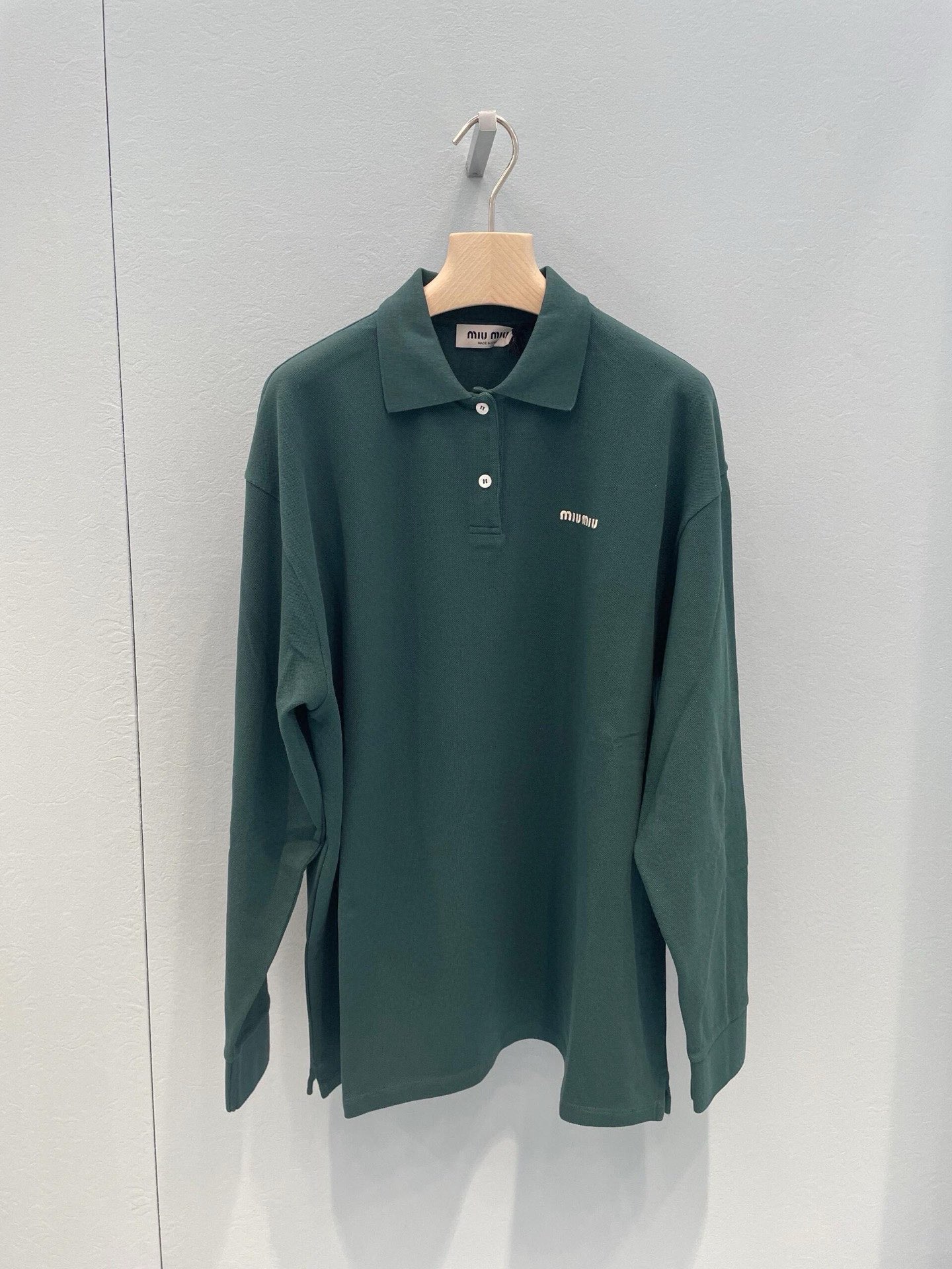 NO:335082,Miumi* 25Ss Spring and Summer New Style Letter Embroidered Lapel Polo Loose Casual Long Sleeve Top. Original Developed!  High-end production!  Love the fashionable style of intellectuals!  Overzise loose fit and fashionable essentials unlock all outfits!  Customized ribbed collars are stylish and high-end!  Highly recommend the model for keeping, the same model for men and women!  Spot SML, miumiu,alexander wang19860909Miumi* 25Ss春夏新款 字母刺绣翻领polo宽松休闲长袖上衣.原版开发！高版出品！超爱知识分子时髦风！overzise宽松版型时髦精必备单品解锁所有穿搭！定制罗纹领时髦又高级！强烈推荐自留款,男女同款！现货 SML,,miumiu,alexander wang,Women's clothing