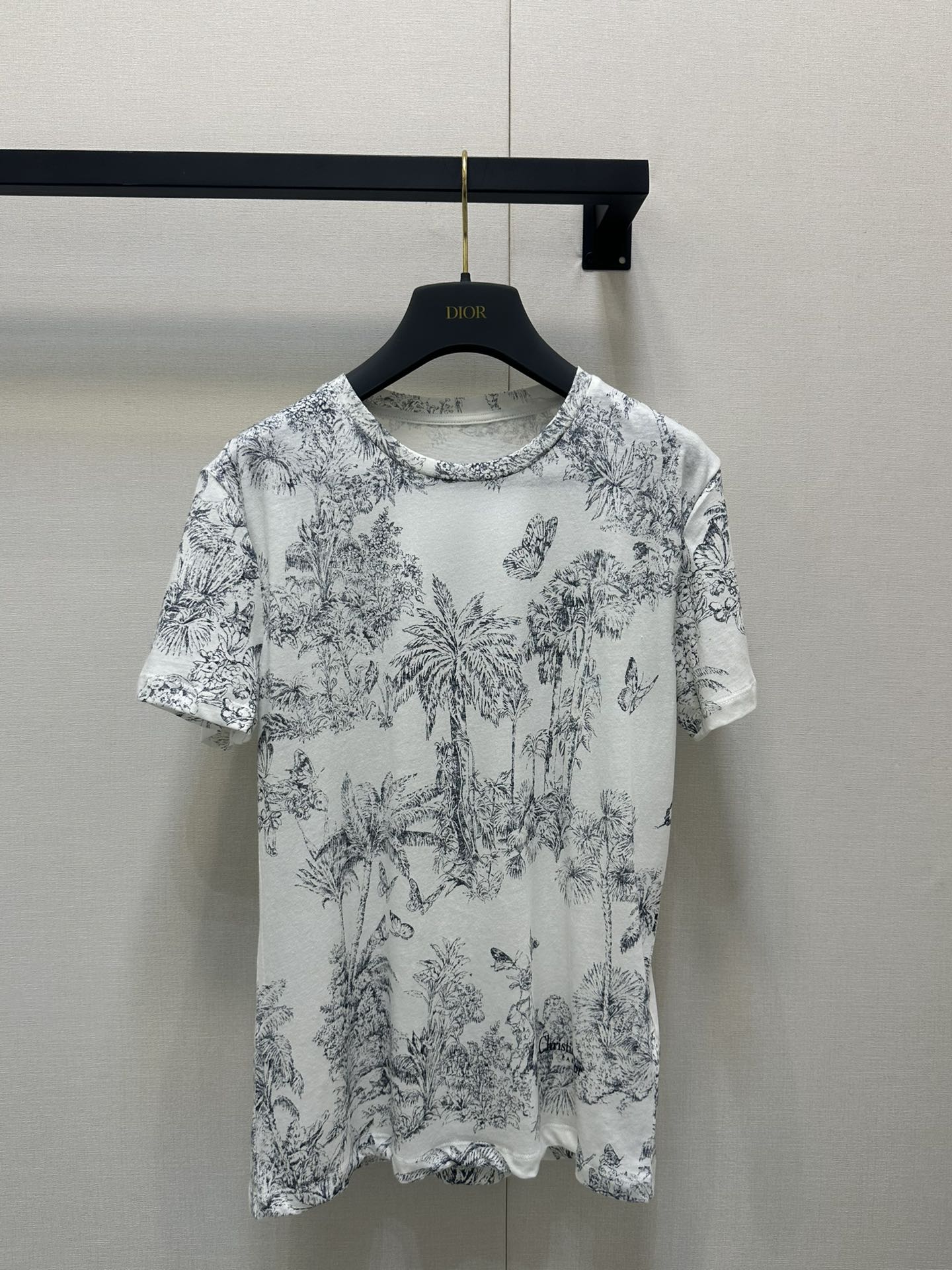 NO:436927,Dio* new linen cotton printed butterfly series customized YB imported linen cotton material breathable and comfortable, full texture. Regular short-sleeved T-shirt cut highlights the brand style. Made of gram-weight pure cotton, slightly elastic, presents a slim visual effect. The natural style pattern of branches and leaves on the chest creates a fairy-like and casual personality style. The brand's high-end design sense is full. The inner wear is brilliant and fashionable. SML large-scale real shots, dior, T-shirt, tees, t-shirt, alexander wang19860909Dio*新品亚麻棉印花蝶森系 定制YB进口亚麻棉材质 透气舒适 质感十足 常规短袖T恤裁剪 凸显品牌格调 采用克重纯棉制成 略带有弹力 呈现显瘦视觉效果 胸前居中枝叶花蝶森系自然风格图案 打造仙气中不失休闲的个性风格 品牌高级设计感拉满 单穿内搭都出彩时髦 SML大货实拍,,dior,T-shirt,tees，t-shirt,alexander wang,Women's clothing