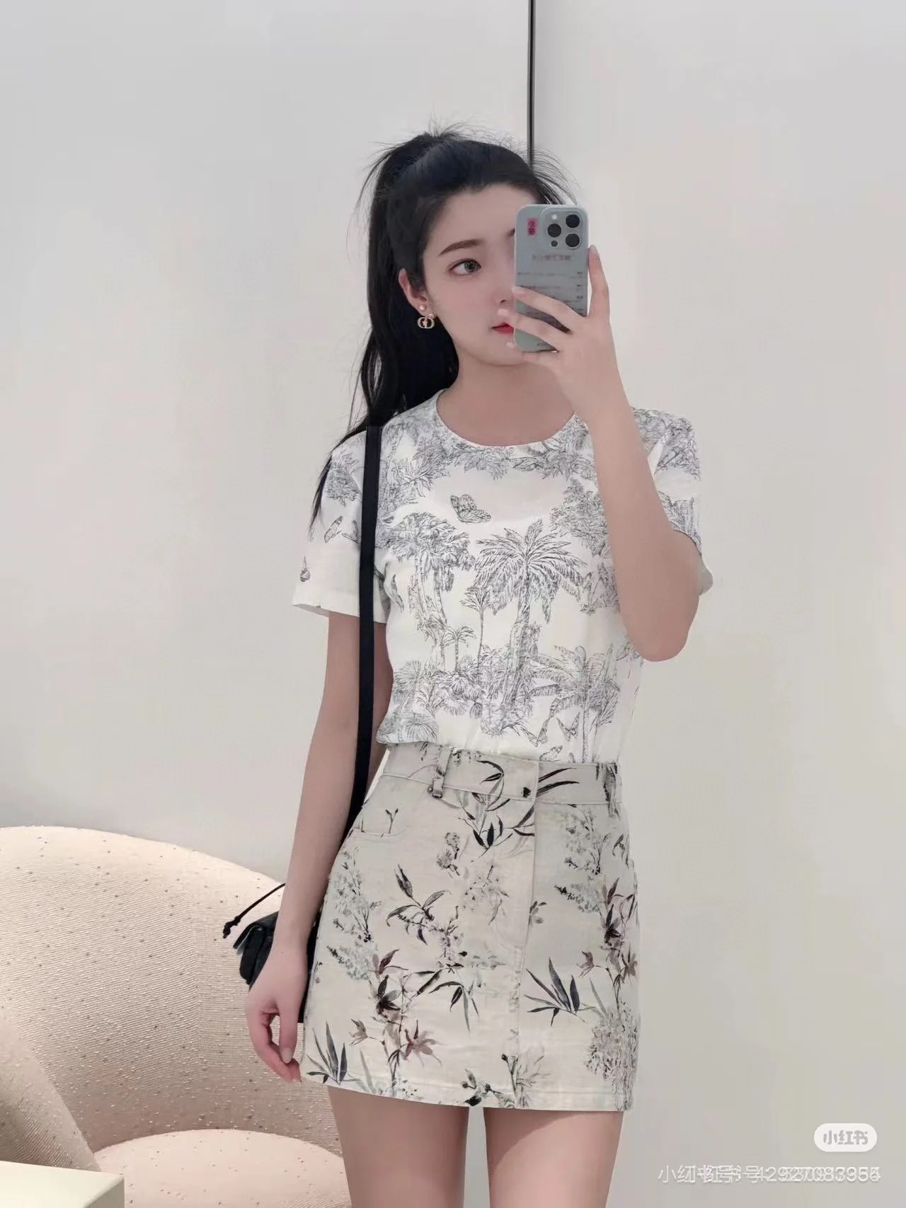 NO:436930,Dio* new linen cotton printed butterfly series customized YB imported linen cotton material breathable and comfortable, full texture. Regular short-sleeved T-shirt cut highlights the brand style. Made of gram-weight pure cotton, slightly elastic, presents a slim visual effect. The natural style pattern of branches and leaves on the chest creates a fairy-like and casual personality style. The brand's high-end design feels full. The inner wear is brilliant and fashionable. SML,,dior,T-shirt,tees,t-shirt,alexander wang19860909Dio*新品亚麻棉印花蝶森系 定制YB进口亚麻棉材质 透气舒适 质感十足 常规短袖T恤裁剪 凸显品牌格调 采用克重纯棉制成 略带有弹力 呈现显瘦视觉效果 胸前居中枝叶花蝶森系自然风格图案 打造仙气中不失休闲的个性风格 品牌高级设计感拉满 单穿内搭都出彩时髦 SML,,dior,T-shirt,tees，t-shirt,alexander wang,Women's clothing