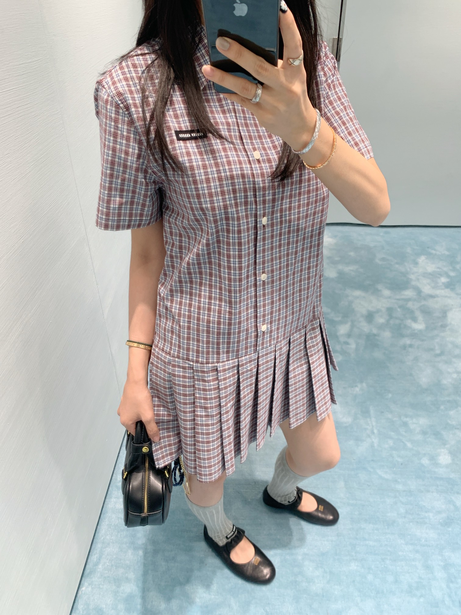 NO:335744,MiuMi* 25Ss early spring new logo logo embroidered pleated shirt skirt. Original development!  High-end production!  The new college-style pattern products are here again, and a series are released. It is easy to create a high-end outfit in the same color. The buttoned shirt has a pointed collar, the three-dimensional logo letter logo embroidery on the chest highlights the style. The 1:1 mold-opening custom single-breasted front closure, and the spliced ​​pleated skirt is very miu. The small girl is also super suitable. The draped straight style is not picky. The upper body is young and fashionable, and the girlish feeling comes out in an instant!  SML, miumiu, skirts, shirts, alexander wang19860909MiuMi* 25Ss早春新款 logo徽标刺绣百褶衬衫裙.原版开发！高版出品！学院风格纹新品又来啦,一系列都出啦,轻松打造同色系穿搭高级感满满~系扣衬衫尖领,胸口立体logo字母徽标刺绣凸显格调,1:1开模定制单排扣前襟,拼接百褶裙摆就非常的miu,小个子妹子也超级合适,垂坠直筒版型又不会挑人,上身年轻又时髦,少女感一下子就出来了！SML,,miumiu,skirts,shirts,alexander wang,Women's clothing