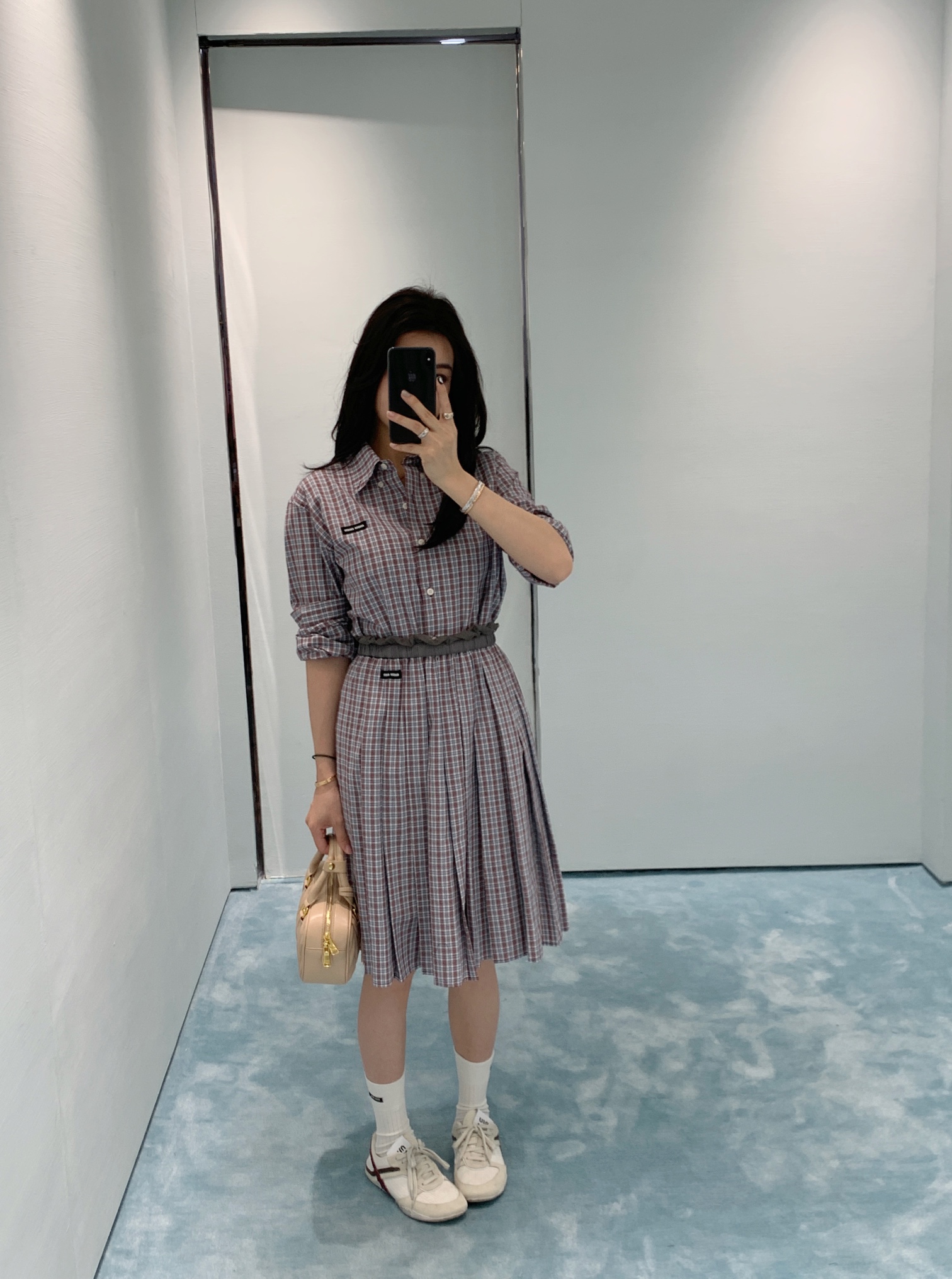 NO:335721,Miu25Ss spring and summer new style, intellectual micro-mark plaid long-sleeved shirt. Original development!  High-end production!  Customized woven fabrics with brand logo patches Lapel collar Button closure Loose straight fitting College style workmanship quality depends on details. Spot SML,,miumiu,shirts,alexander wang19860909Miu25Ss春夏新款 知识分子微标格纹长袖衬衫.原版开发！高版出品！定制色织面料 饰有品牌标识贴饰 翻领领口 纽扣开合 宽松直筒版型 学院风做工品质看细节.现货 SML,,miumiu,shirts,alexander wang,Women's clothing