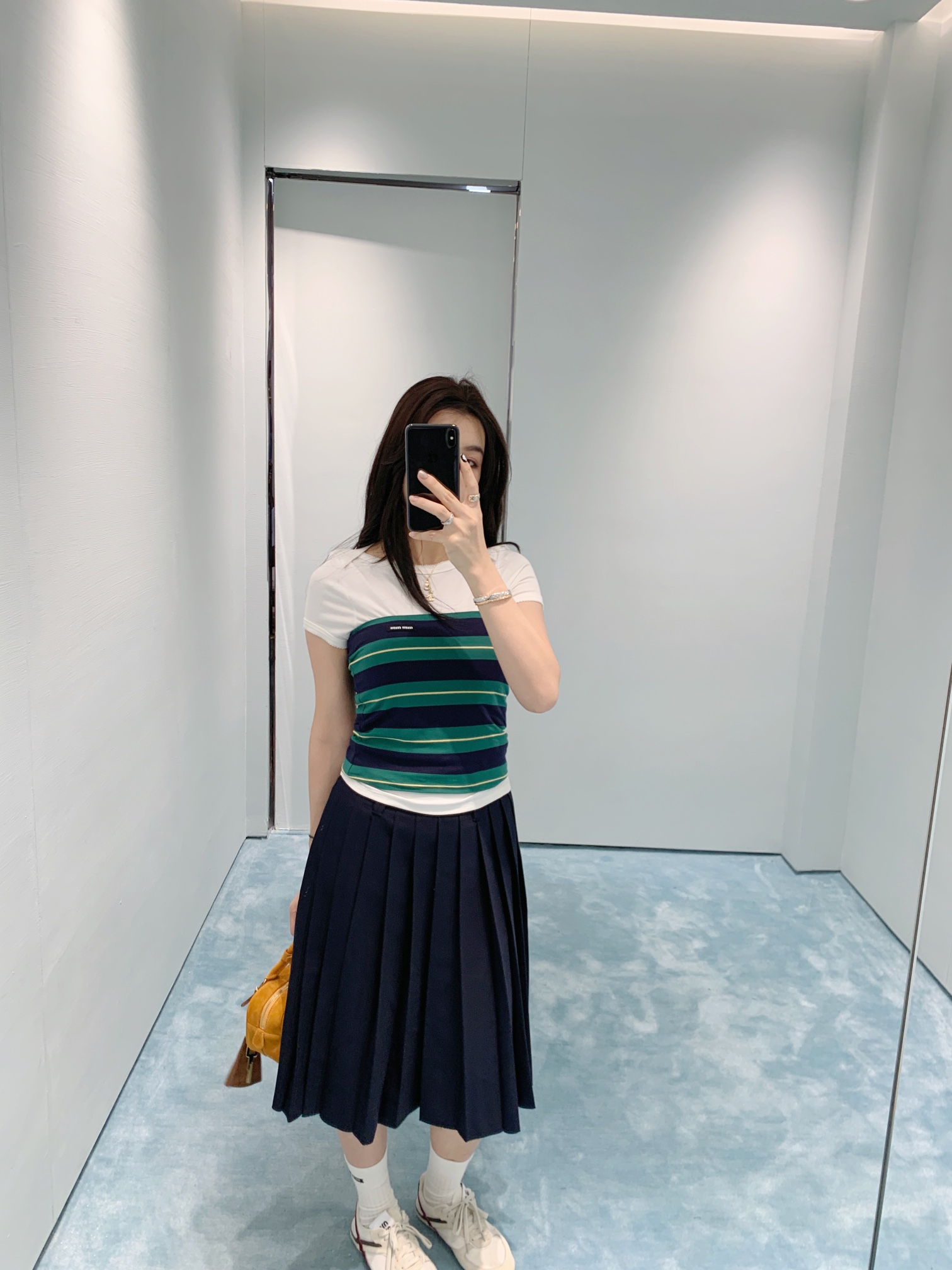 NO:335733,Miumi*25Ss spring and summer new model, micro-label striped color-blocking layered strapless bra. Original development!  High-end production!  The style of the tube top is also superb!  The layered design can be worn alone to show off your sexy waist, or a jacket or shirt to create a layered and fashionable look!  The super hot striped strapless bra has a very good color combination. It can be worn alone or layered. It is super versatile!  2 colors SML, miumiu, jackets & coats,shirts,alexander wang19860909Miumi*25Ss春夏新款 微标条纹拼色叠穿抹胸.原版开发！高版出品！抹胸的版型也是超级赞！叠穿的设计,既可以单穿展现性感小蛮腰,也可以搭配外套或者衬衫,打造出层次感十足的时尚造型！超火爆的条纹抹胸 配色非常好看 可单穿也可叠穿 超级百搭！2色 现货 SML,,miumiu,jackets & coats,shirts,alexander wang,Women's clothing