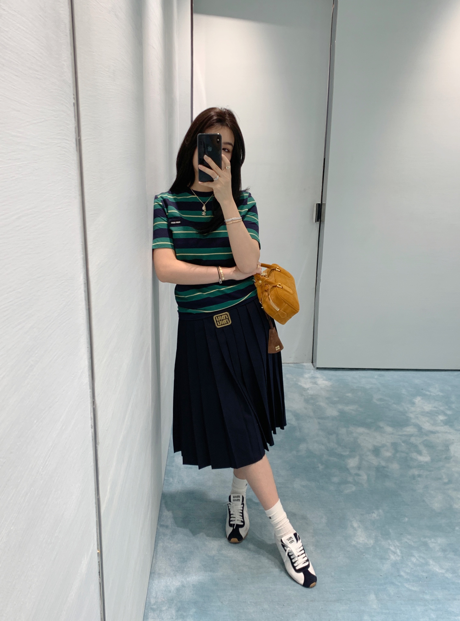 NO:335745,Miumi* 25Ss Spring and Summer New Style Micro-label Striped Short-sleeved Round Neck T-shirt丨Original Development!  High-end production!  Grinding process Made of plain cotton fabric Stripe pattern details The chest is decorated with brand logo patch logo Long straight-tube style Ribbed neckline and hem same as men and women The chest pocket is full-fitting Details online Spot SML,,miumiu,T-shirt,tees,t-shirt,alexander wang19860909Miumi* 25Ss春夏新款 微标条纹短袖圆领T恤丨原版开发！高版出品！磨破工艺 采用平纹棉质面料制作 条纹图案细节 胸前饰有品牌标识贴布徽标 长款直筒版型 罗纹领口和下摆男女同款 胸前口袋是全对格做法 细节感在线 现货 SML,,miumiu,T-shirt,tees，t-shirt,alexander wang,Women's clothing