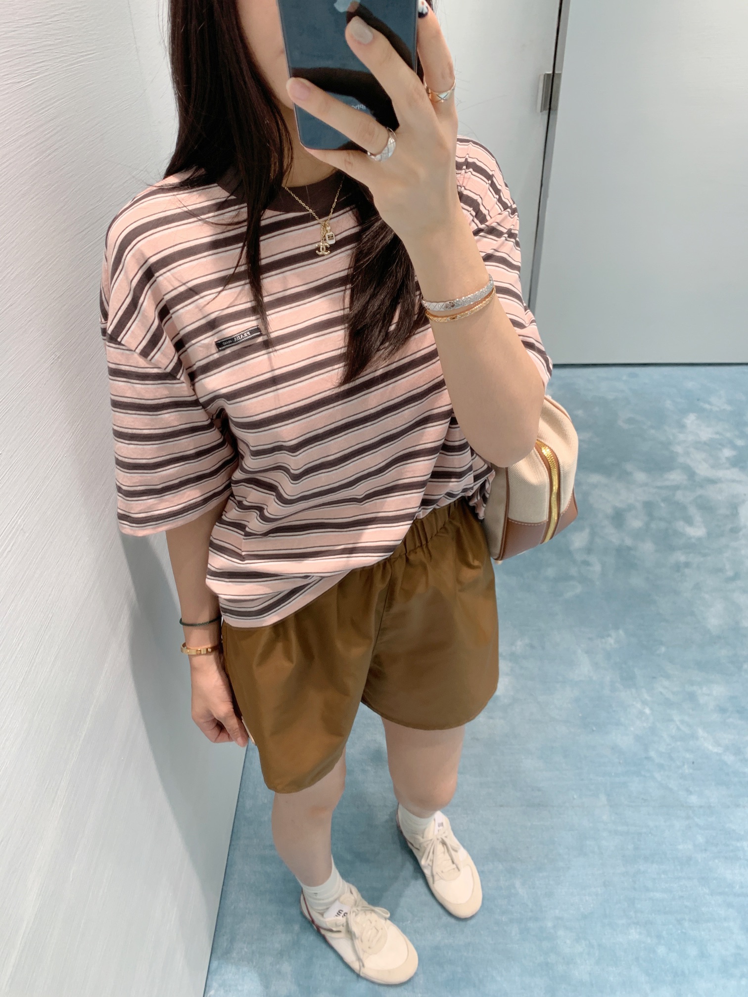 NO:423269,Prad*25Ss spring and summer new model, micro-label pocket striped short-sleeved T-shirt. Original development, high-end production!  It has a look-catching feeling of age reduction, and the classic striped color is short-sleeved. The striped elements highlight the simple and casual atmosphere, which is practical and elegant, and can be worn at will. It uses high-quality skin-friendly and soft fabrics, comfortable and breathable. Spot SML,,prada,T-shirt,tees,t-shirt,alexander wang19860909Prad*25Ss春夏新款 微标口袋条纹短袖T恤.原版开发 高版出品！自带减龄吸睛感,经典条纹搭配色短袖.条纹元素凸显简约与休闲的氛围感,实穿又显气质,可随意穿搭.采用高品质的亲肤柔软面料,舒适透气 现货 SML,,prada,T-shirt,tees，t-shirt,alexander wang,Women's clothing