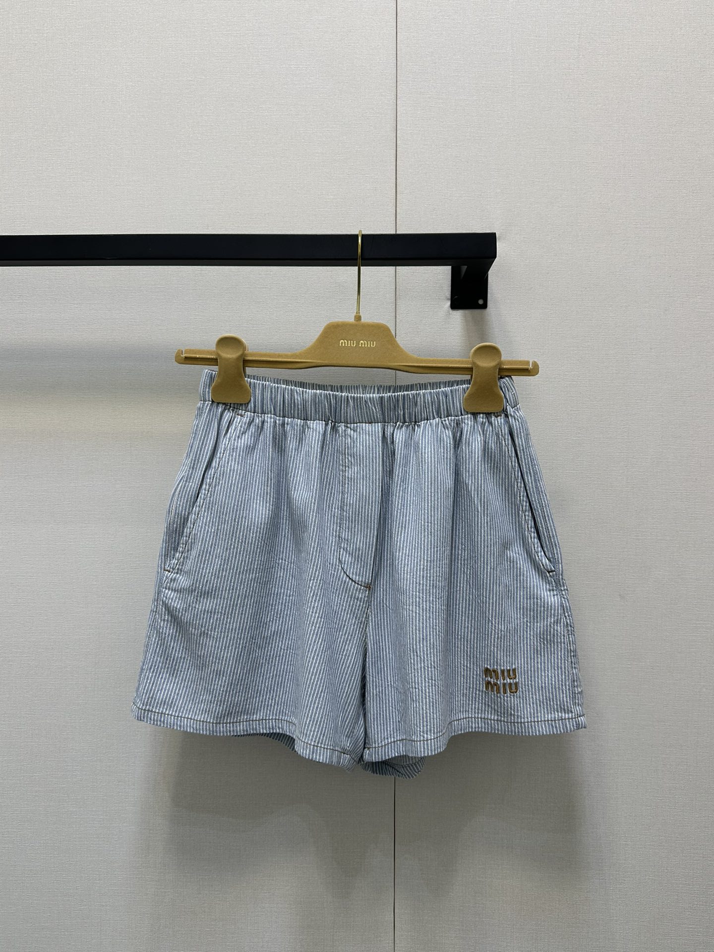 NO:333672,Shorts Miumi* 25Ss Spring and Summer New Style Light Washed Striped Denim Short Shirt   Shorts Original Development High-Premium Production!  The burr wash process is absolutely amazing!  The brown embroidered letter logo is low-key and luxurious, the original customized colored woven stripes imported washing cowboy has a soft and delicate texture. The loose and short style makes the upper body look slim!  It is sweet and salty, and has a girlish style that reduces age. It is versatile and not picky!  Workmanship quality depends on details. Spot SML large-scale real shots, miumiu, shorts, shirts, alexander wang19860909短裤Miumi* 25Ss春夏新款 浅色水洗条纹牛仔短款衬衫 短裤 原版开发 高版出品！毛边洗水工艺绝绝子！棕色刺绣字母logo低调奢华,原版定制色织条纹进口洗水牛仔柔软细腻质感超赞.宽松小短款版型上身巨显瘦！可甜可盐气质减龄少女风百搭不挑人！做工品质看细节.现货 SML大货实拍,,miumiu,shorts,shirts,alexander wang,Women's clothing