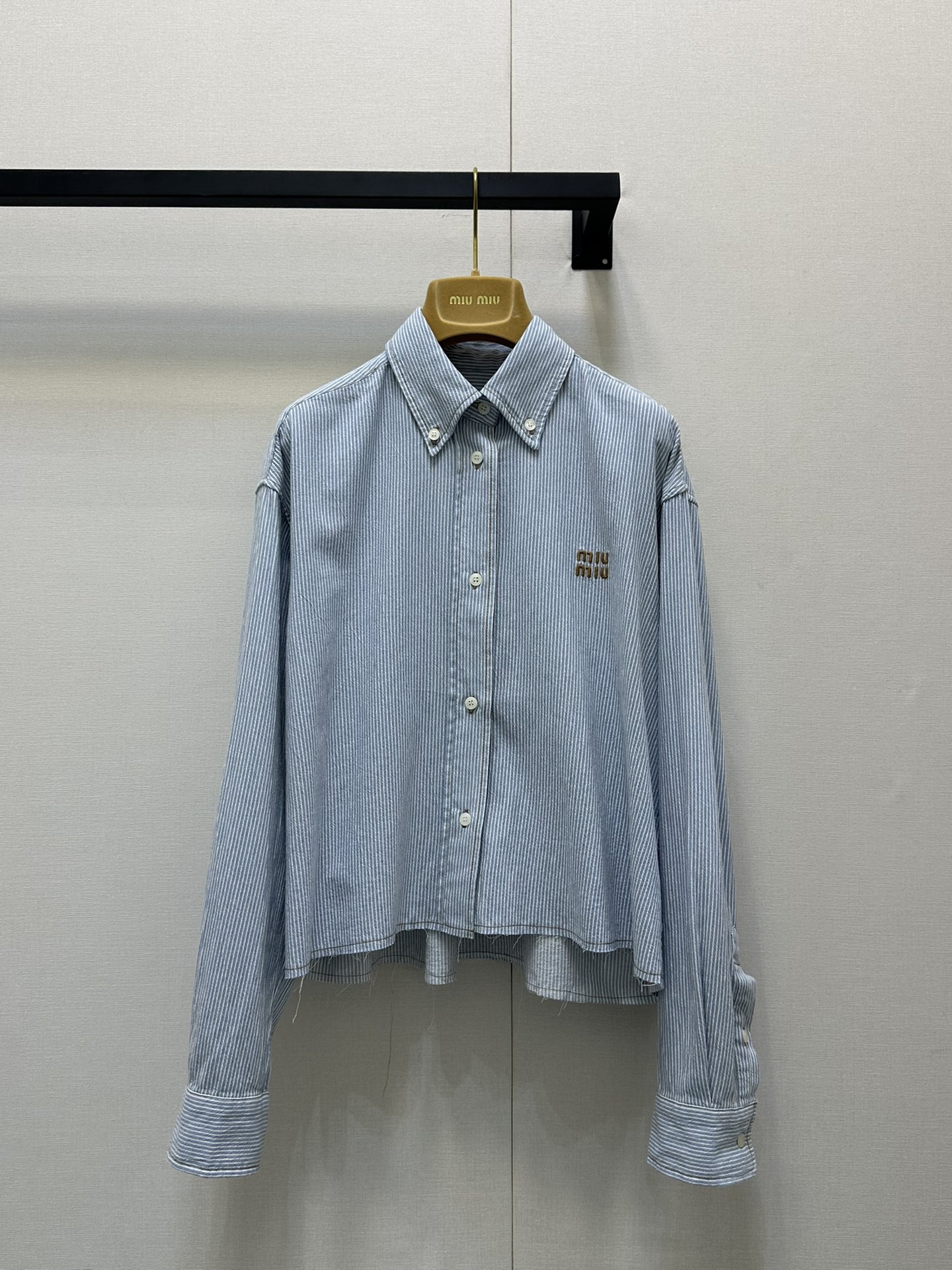 NO:333675,Shirt Miumi* 25Ss Spring and Summer New Style Light Washed Striped Denim Short Shirt   Shorts Original Development High-end Production!  The burr wash process is absolutely amazing!  The brown embroidered letter logo is low-key and luxurious, the original customized colored woven stripes imported washing cowboy has a soft and delicate texture. The loose and short style makes the upper body look slim!  It is sweet and salty, and has a girlish style that reduces age. It is versatile and not picky!  Workmanship quality depends on details. Spot SML large-scale real shots, miumiu, shorts, shirts, alexander wang19860909衬衫 Miumi* 25Ss春夏新款 浅色水洗条纹牛仔短款衬衫 短裤 原版开发 高版出品！毛边洗水工艺绝绝子！棕色刺绣字母logo低调奢华,原版定制色织条纹进口洗水牛仔柔软细腻质感超赞.宽松小短款版型上身巨显瘦！可甜可盐气质减龄少女风百搭不挑人！做工品质看细节.现货 SML大货实拍,,miumiu,shorts,shirts,alexander wang,Women's clothing