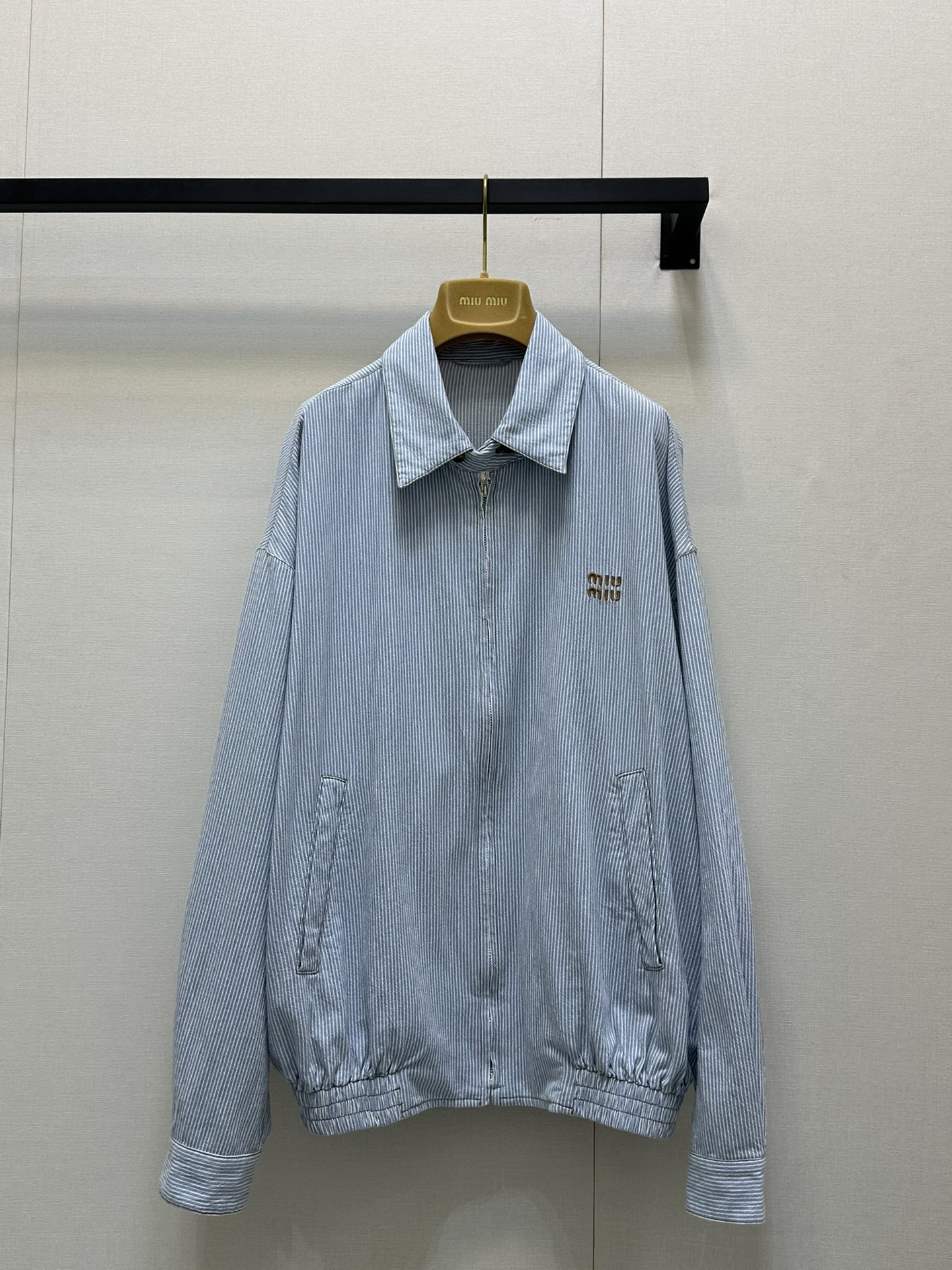 NO:333652,Miumi* 25Ss Spring and Summer New Style Light Washed Striped Denim Jacket Original Development High-Premium Production!  The water washing process is absolutely amazing!  The brown embroidered letter logo is low-key and luxurious, the original customized colored woven stripes imported washing cowboy has a soft and delicate texture. The loose version makes the upper body look slim!  It is sweet and salty, and has a girlish style that reduces age. It is versatile and not picky!  Workmanship quality depends on details. Spot SML large-scale real-time photos, miumiu, jackets & coats, alexander wang19860909Miumi* 25Ss春夏新款 浅色水洗条纹牛仔外套 原版开发 高版出品！洗水工艺绝绝子！棕色刺绣字母logo低调奢华,原版定制色织条纹进口洗水牛仔柔软细腻质感超赞.宽松版型上身巨显瘦！可甜可盐气质减龄少女风百搭不挑人！做工品质看细节.现货 SML大货实拍,,miumiu,jackets & coats,alexander wang,Women's clothing