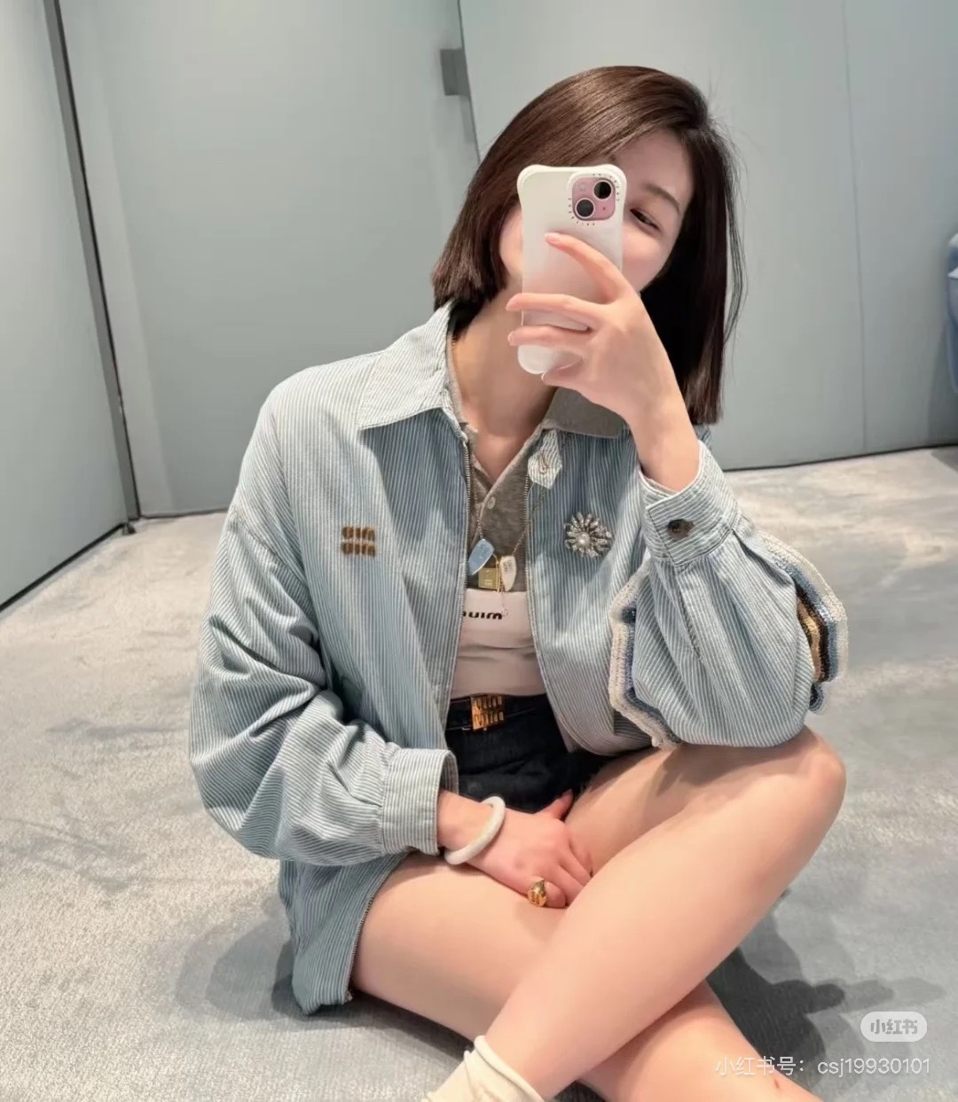 NO:333655,Miumi* 25Ss Spring and Summer New Style Light Washed Striped Denim Jacket Original Development High-Premium Production!  The water washing process is absolutely amazing!  The brown embroidered letter logo is low-key and luxurious, the original customized colored woven stripes imported washing cowboy has a soft and delicate texture. The loose version makes the upper body look slim!  It is sweet and salty, and has a girlish style that reduces age. It is versatile and not picky!  Workmanship quality depends on details. Spot SML, miumiu, jackets & coats, alexander wang19860909Miumi* 25Ss春夏新款 浅色水洗条纹牛仔外套 原版开发 高版出品！洗水工艺绝绝子！棕色刺绣字母logo低调奢华,原版定制色织条纹进口洗水牛仔柔软细腻质感超赞.宽松版型上身巨显瘦！可甜可盐气质减龄少女风百搭不挑人！做工品质看细节.现货 SML,,miumiu,jackets & coats,alexander wang,Women's clothing