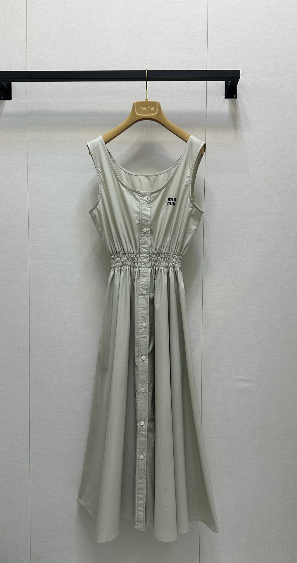 NO:333658,Miumi* newest dress, customized YB sunscreen fabric is breathable, comfortable and skin-friendly, U-neck open button dress, waist blocking design, full of weight skirt hem is extremely tolerant to the figure, use elastic waist envelope to decorate, fit the curve to outline the waist, and create an intellectual and elegant outfit with a good proportion of top and bottom length. The chest pocket is embellished with the iconic letter logo to enhance the brand style, meet the various needs of commuting and dating, and the outfit is more age-reducing and playful. Customized face accessories, accurate version, high-version, real shots of large goods,,miumiu, skirts, alexander wang19860909Miumi*新品连衣裙,定制YB防晒面料质感透气 舒适亲肤 U领开扣连衣裙 腰部打拦设计 分量感十足的裙摆对身材包容度极高 利用弹力腰封装饰 贴合曲线勾勒腰身 同时打造上短下长好比例的知性优雅穿搭 胸前口袋点缀标志性字母徽标 提升品牌格调 满足通勤约会多种需求 穿搭更显减龄俏皮 定制面辅料 认准版本 高版本 大货实拍,,miumiu,skirts,alexander wang,Women's clothing