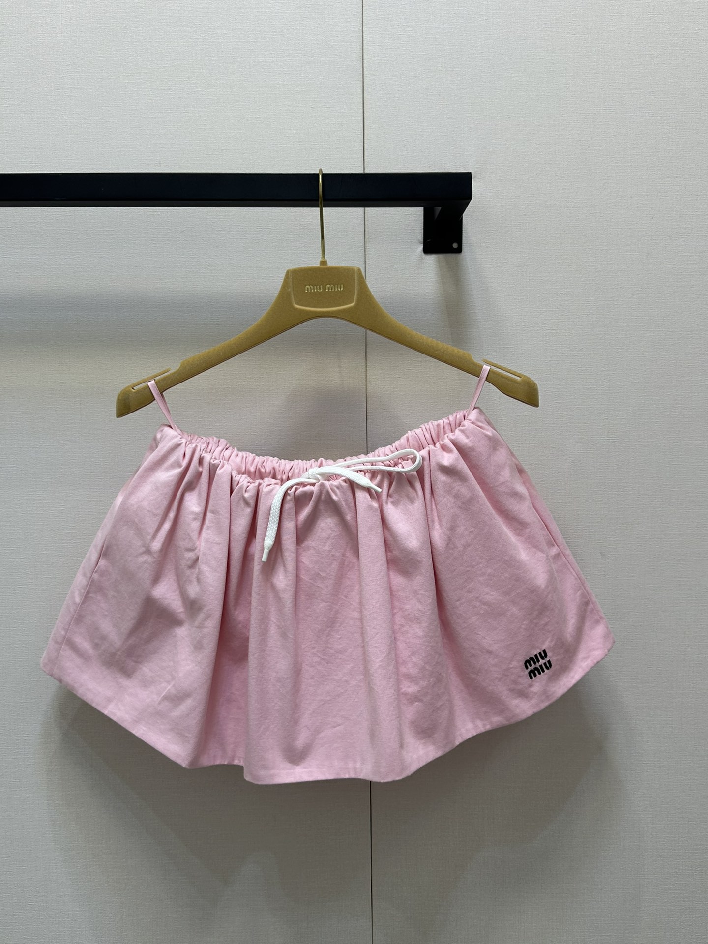 NO:335047,Miumi* 25Ss spring and summer new style, intellectual style flower buds fluffy miniskirt. Original development!  High-end production!  Custom imported shirt fabric is quite wide and stylish. Double-layer craft briefs design, drawstring elastic waist style is amazing!  Retro style sweet girl outfit!  The embroidered letter logo is low-key and luxurious!  Sweet and salty workmanship quality depends on details. 2 colors SML large-scale real shots, miumiu, skirts, shirts, alexander wang19860909Miumi* 25Ss春夏新款 知识分子风花苞蓬蓬超短半裙.原版开发！高版出品！定制进口衬衫面料挺阔有型.双层工艺三角内裤设计,抽绳松紧腰版型上身绝绝子！复古风甜妹穿搭！刺绣字母logo低调奢华！可甜可盐做工品质看细节.2色 现货 SML大货实拍,,miumiu,skirts,shirts,alexander wang,Women's clothing