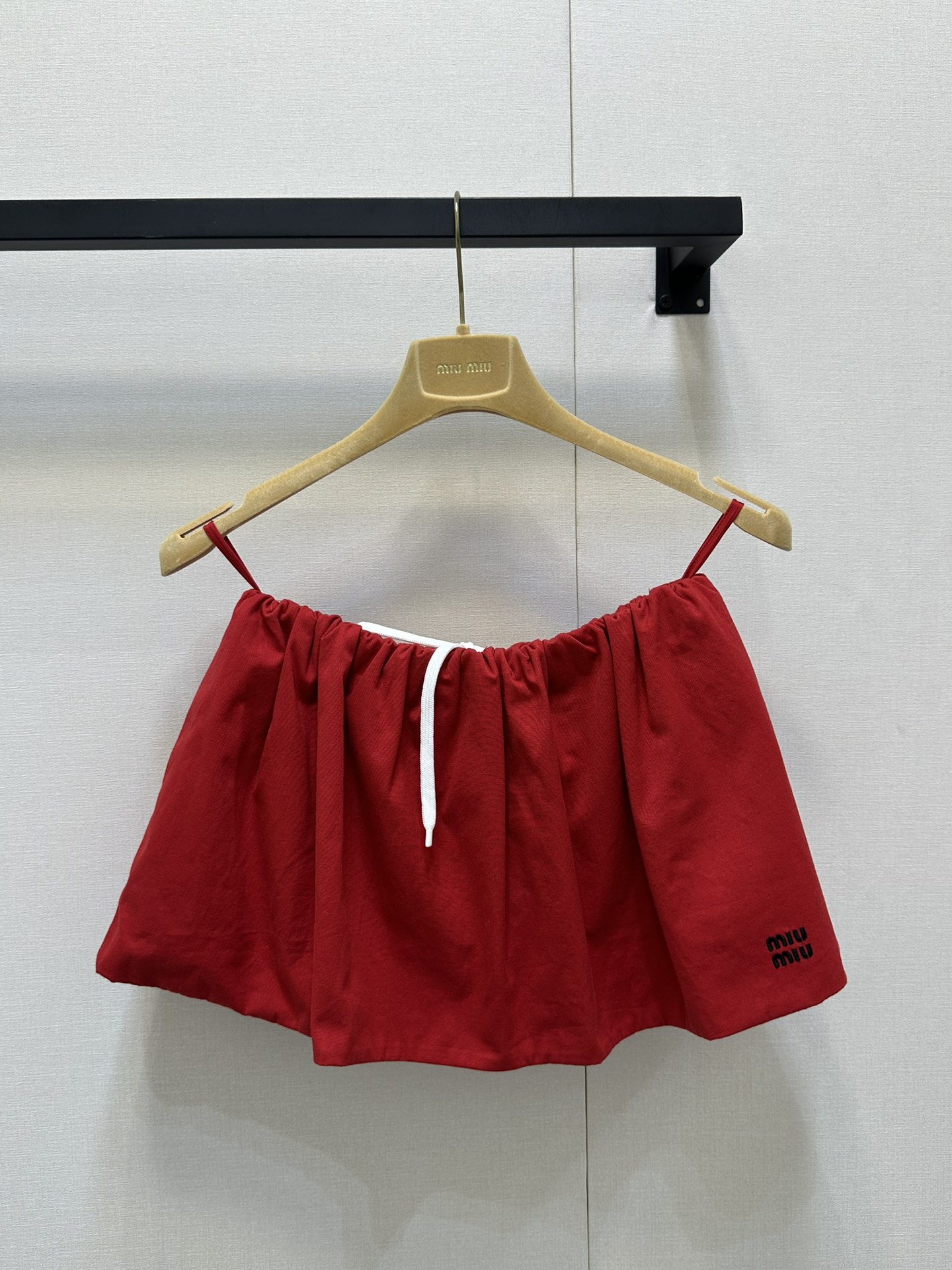 NO:335041,Miumi* 25Ss spring and summer new style, intellectual style flower buds fluffy miniskirt. Original development!  High-end production!  Custom imported shirt fabric is quite wide and stylish. Double-layer craft briefs design, drawstring elastic waist style is amazing!  Retro style sweet girl outfit!  The embroidered letter logo is low-key and luxurious!  Sweet and salty workmanship quality depends on details. 2 colors SML large-scale real shots, miumiu, skirts, shirts, alexander wang19860909Miumi* 25Ss春夏新款 知识分子风花苞蓬蓬超短半裙.原版开发！高版出品！定制进口衬衫面料挺阔有型.双层工艺三角内裤设计,抽绳松紧腰版型上身绝绝子！复古风甜妹穿搭！刺绣字母logo低调奢华！可甜可盐做工品质看细节.2色 现货 SML大货实拍,,miumiu,skirts,shirts,alexander wang,Women's clothing