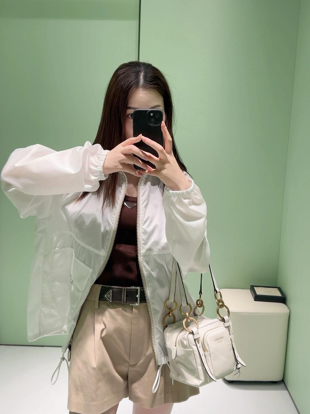 NO:335459,Prad* 25Ss spring and summer new capsule series recycled nylon zipper jacket sunscreen jacket. Original development! High-end production! Classic short loose-fitting hem drawstring adjustable design. It can be sweet and salty to reduce age and fashionable and handsome! Imported recycled nylon memory silk fabric is silky, delicate and comfortable, classic and not picky for people, the upper body looks huge and slim! Must-have white and rich beauty! Spot SML,, prada, jackets & coats, jackets & coats, alexander wang19860909Prad* 25Ss春夏新款胶囊系列再生尼龙拉链夹克防晒外套.原版开发!高版出品!经典短款宽松版型下摆抽绳可调节设计.可甜可盐减龄时髦又帅气!进口再生尼龙记忆丝面料质感丝滑细腻挺阔舒适,经典不挑人版型上身巨显瘦!白富美必备!现货 SML,,prada,jackets & coats,jackets & coats,alexander wang,Women's clothing