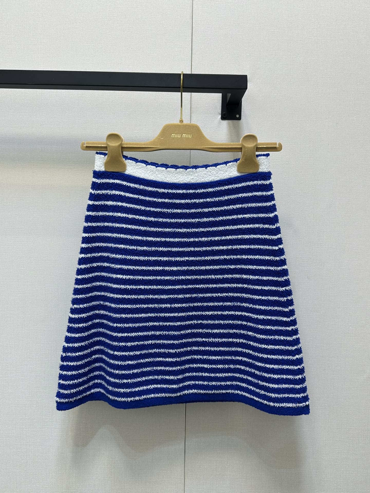 NO:333667,(skirt) Miumi* newest striped knitted short-sleeved skirt Customized YB cotton yarn woven soft and skin-friendly Comfortable and stylish Round neck short-sleeved style The neckline is appropriately exposed to the skin, beautify the proportion of the head and shoulders, and make the whole body blue and white stripes collide to form a sense of layering. The hem of the cuffs deepens the edge of the edge letter embroidered logo decoration on the chest. The retro style is strong. The short style highlights the figure. Playful and age-reducing it. Easy to control it on daily travel or easy to gather. Customized surface accessories. Accurate version. High-version. Real photos of large goods,,miumiu, skirts, T-shirt, alexander wang19860909（半裙） Miumi*新品条纹针织短袖半裙 定制YB棉纶纱线织造 柔软亲肤 舒适有型 圆领短袖版型 领口恰当露肤 美化头肩比例更显瘦 通体蓝白两色条纹碰撞形成层次感 袖口下摆波浪加深包边胸前字母刺绣徽标装饰 复古风格强烈 短款版型突显身材 俏皮减龄显白 日常出行或轻松聚会轻松驾驭 定制面辅料 认准版本 高版本 大货实拍,,miumiu,skirts,T-shirt,alexander wang,Women's clothing