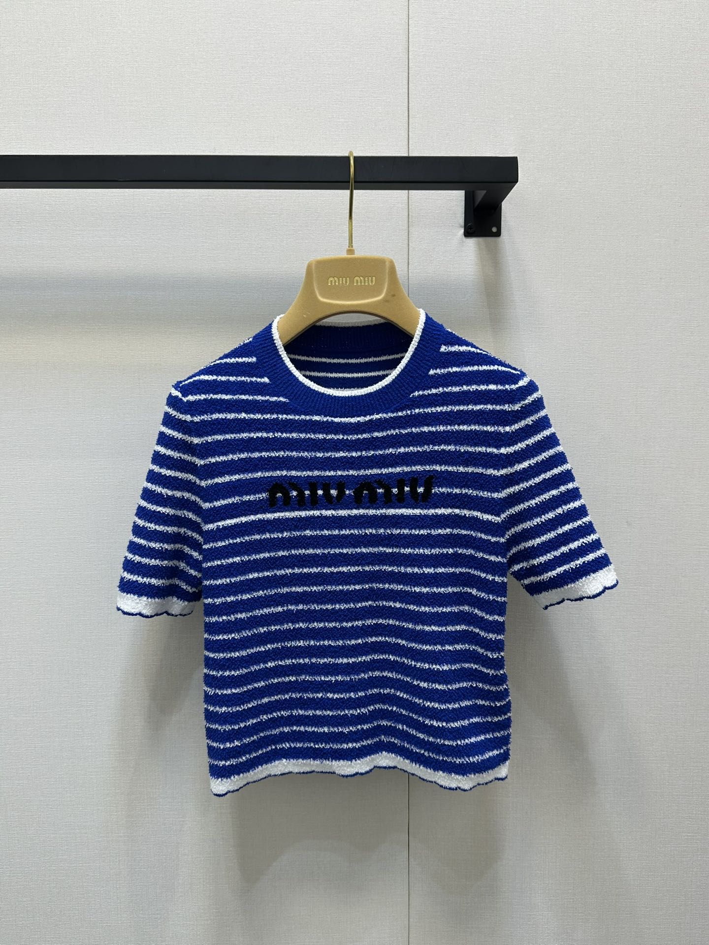 NO:333664,(Top) Miumi* newest striped knitted short-sleeved skirt Customized YB cotton yarn woven soft and skin-friendly Comfortable and stylish Round neck short-sleeved style The neckline is appropriately exposed to the skin, beautify the proportion of the head and shoulders, and make the whole body blue and white stripes collide to form a sense of layering. The hem of the cuffs deepens the edge of the letter embroidered logo decoration on the chest. The retro style is strong. The short style highlights the figure. Playful and age-reducing it. Easy to control it on daily travel or easy to gather. Customized surface accessories. Accurate version. High-version. Real photos of large goods,,miumiu, skirts, T-shirt, alexander wang19860909（上衣） Miumi*新品条纹针织短袖半裙 定制YB棉纶纱线织造 柔软亲肤 舒适有型 圆领短袖版型 领口恰当露肤 美化头肩比例更显瘦 通体蓝白两色条纹碰撞形成层次感 袖口下摆波浪加深包边胸前字母刺绣徽标装饰 复古风格强烈 短款版型突显身材 俏皮减龄显白 日常出行或轻松聚会轻松驾驭 定制面辅料 认准版本 高版本 大货实拍,,miumiu,skirts,T-shirt,alexander wang,Women's clothing