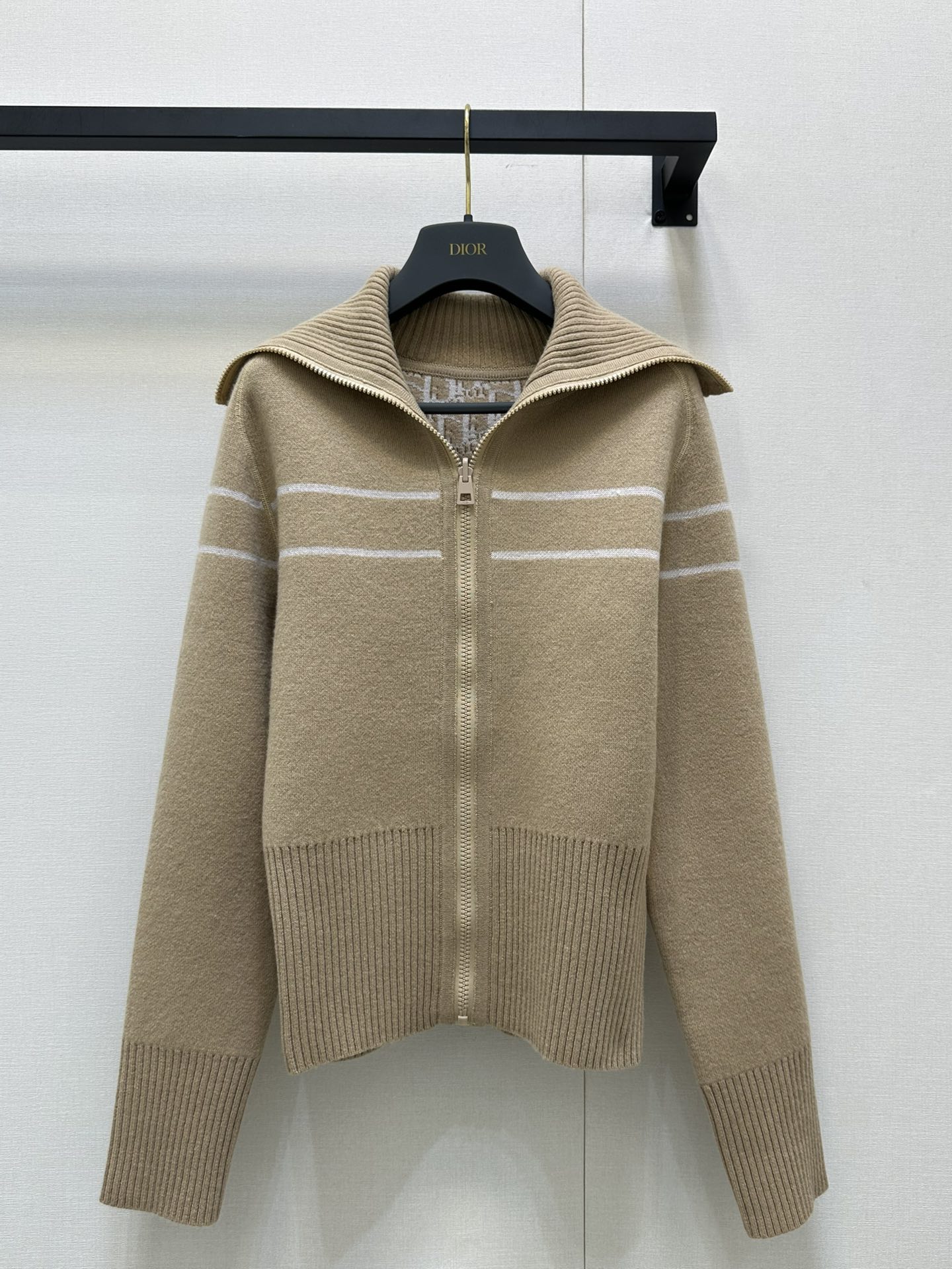 NO:475007,(Coat) Double-sided Dio*25 Spring and Summer New Style, Old-fashioned Letter Hooded Double-sided Cashmere Woolen Jacket. Original Development High-Premium Production!  The two-color jacquard texture is extremely delicate and soft!  Classic style, luxurious and elegant goddess deserves to have. The 3D three-dimensional tailoring is perfect for the upper body and makes you look slim!  Clean and neatly create a sense of grandeur and elegant high-end!  Perfect workmanship quality depends on details. Spot SML. Highly recommended a set of large-scale real-time photos, dior, jackets & coats, hats, alexander wang19860909（外套）双面穿 Dio*25春夏新款 老花字母连帽双面羊绒 羊毛呢外套.原版开发 高版出品！双色提花质感超级无敌细腻软糯！经典款 奢华优雅气质女神值得拥有.3D立体剪裁完美版型上身巨显瘦！干净利落打造大气优雅的高级感！完美做工品质看细节.现货SML.强力推荐一套入大货实拍,,dior,jackets & coats,hats,alexander wang,Women's clothing