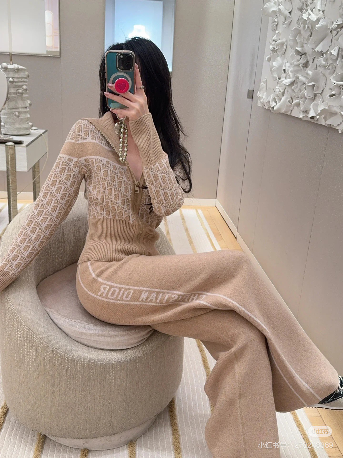 NO:475013,(Coat) Double-sided Dio*25 Spring and Summer New Style, Old-fashioned Letter Hooded Double-sided Cashmere Woolen Jacket. Original Development High-Premium Production!  The two-color jacquard texture is extremely delicate and soft!  Classic style, luxurious and elegant goddess deserves to have. The 3D three-dimensional tailoring is perfect for the upper body and makes you look slim!  Clean and neatly create a sense of grandeur and elegant high-end!  Perfect workmanship quality depends on details. Spot SML. Highly recommended one set, dior, jackets & coats, hats, alexander wang19860909（外套）双面穿 Dio*25春夏新款 老花字母连帽双面羊绒 羊毛呢外套.原版开发 高版出品！双色提花质感超级无敌细腻软糯！经典款 奢华优雅气质女神值得拥有.3D立体剪裁完美版型上身巨显瘦！干净利落打造大气优雅的高级感！完美做工品质看细节.现货SML.强力推荐一套入,,dior,jackets & coats,hats,alexander wang,Women's clothing