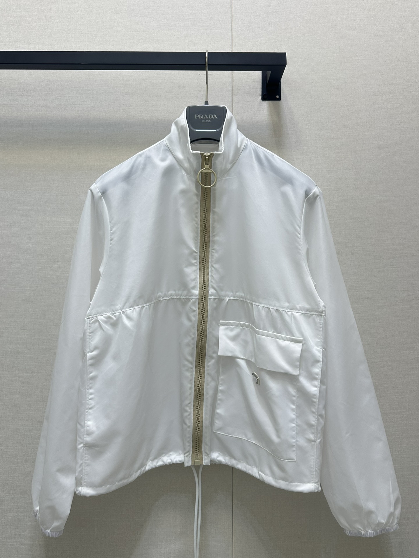 NO:335458,Prad* 25Ss spring and summer new capsule series recycled nylon zipper jacket sunscreen jacket. Original development! High-end production! Classic short loose-fitting hem drawstring adjustable design. It can be sweet, salty and age-reducing fashionable and handsome! Imported recycled nylon memory silk fabric is silky, delicate, and comfortable, classic and not picky for people, the upper body looks huge and slim! A must-have for white and rich beauty! SML large-scale real shot, prada, jackets & coats, jackets & coats, alexander wang19860909Prad* 25Ss春夏新款胶囊系列再生尼龙拉链夹克防晒外套.原版开发!高版出品!经典短款宽松版型下摆抽绳可调节设计.可甜可盐减龄时髦又帅气!进口再生尼龙记忆丝面料质感丝滑细腻挺阔舒适,经典不挑人版型上身巨显瘦!白富美必备!现货 SML大货实拍,,prada,jackets & coats,jackets & coats,alexander wang,Women's clothing