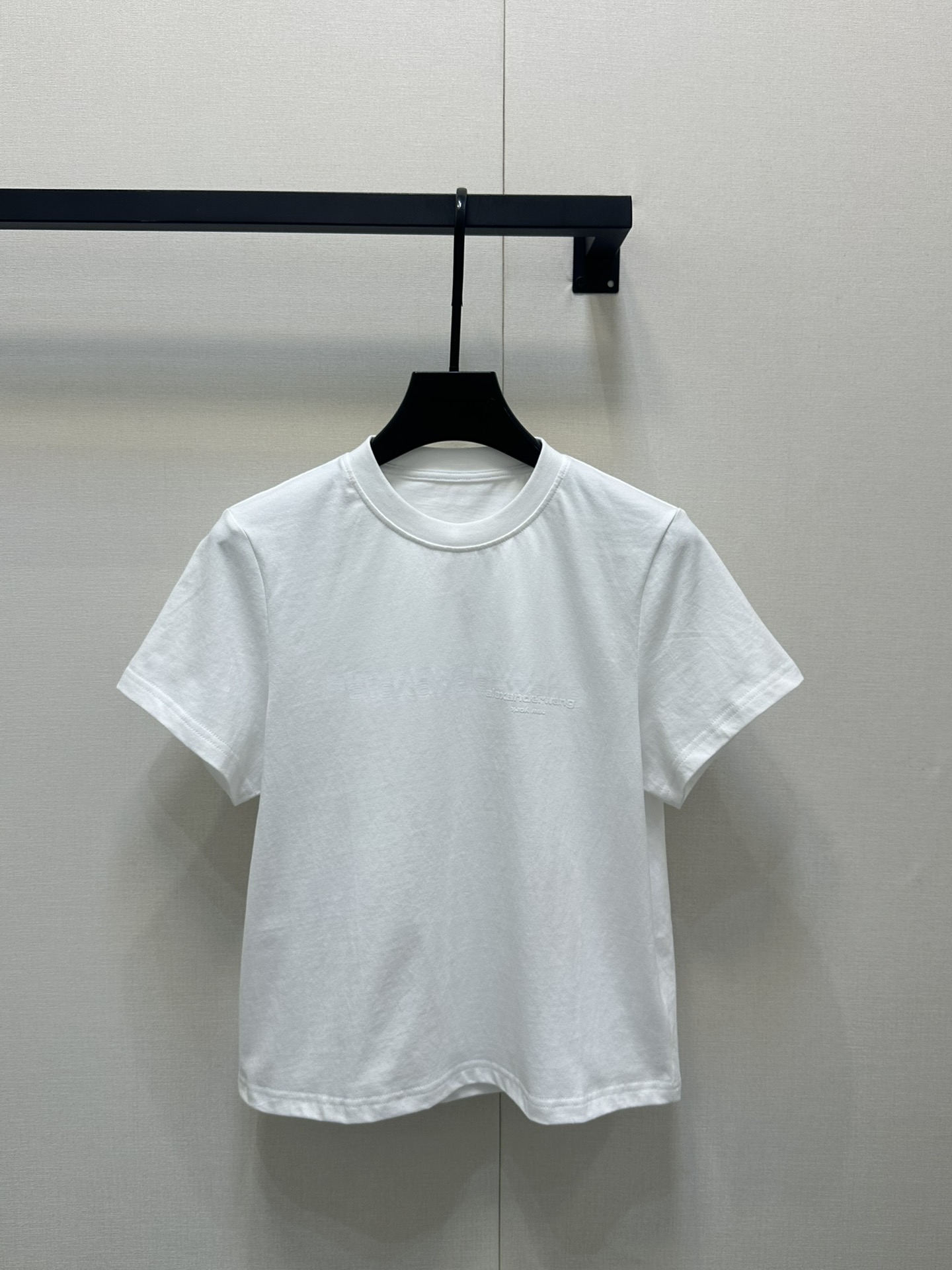 NO:335053,Alexand*r wang 25Ss spring and summer new style, letter round neck short-sleeved T-shirt original development!  High-end production!  Made of pure cotton with gram weight, full of drape, presents a slimming visual effect, uses washing technology to restore the uniform color, the letters on the chest outline the brand logo pattern of the floral body, collide with the color of the big body, fashionable and high-end feeling, create a personal style, fashionable and relaxed, single wear, and stylish, spot SML large-scale real shot, T-shirt,tees, t-shirt,alexander wang19860909Alexand*r wang 25Ss春夏新款 字母圆领短袖T恤 原版开发！高版出品！采用克重纯棉制成 垂坠感十足 呈现显瘦视觉效果 利用水洗工艺还原均匀本色 胸前字母勾勒出花体品牌徽标图案 与大身颜色碰撞 时尚高级感立现 打造个性风格 时髦松弛 单穿内搭都出彩时髦 现货 SML大货实拍,,T-shirt,tees，t-shirt,alexander wang,Women's clothing