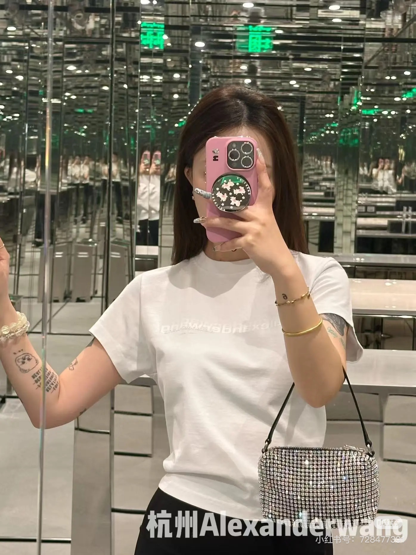 NO:335055,Alexand*r wang 25Ss spring and summer new style, letter round neck short-sleeved T-shirt original development!  High-end production!  Made of pure cotton with gram weight, full of drape, presents a slimming visual effect, uses washing technology to restore the uniform color, the letters on the chest outline the brand logo pattern of the floral body, collide with the color of the big body, fashionable and high-end feeling, create a personal style, fashionable and relaxed, single wear, and stylish, spot SML, T-shirt,tees, t-shirt,alexander wang19860909Alexand*r wang 25Ss春夏新款 字母圆领短袖T恤 原版开发！高版出品！采用克重纯棉制成 垂坠感十足 呈现显瘦视觉效果 利用水洗工艺还原均匀本色 胸前字母勾勒出花体品牌徽标图案 与大身颜色碰撞 时尚高级感立现 打造个性风格 时髦松弛 单穿内搭都出彩时髦 现货 SML,,T-shirt,tees，t-shirt,alexander wang,Women's clothing