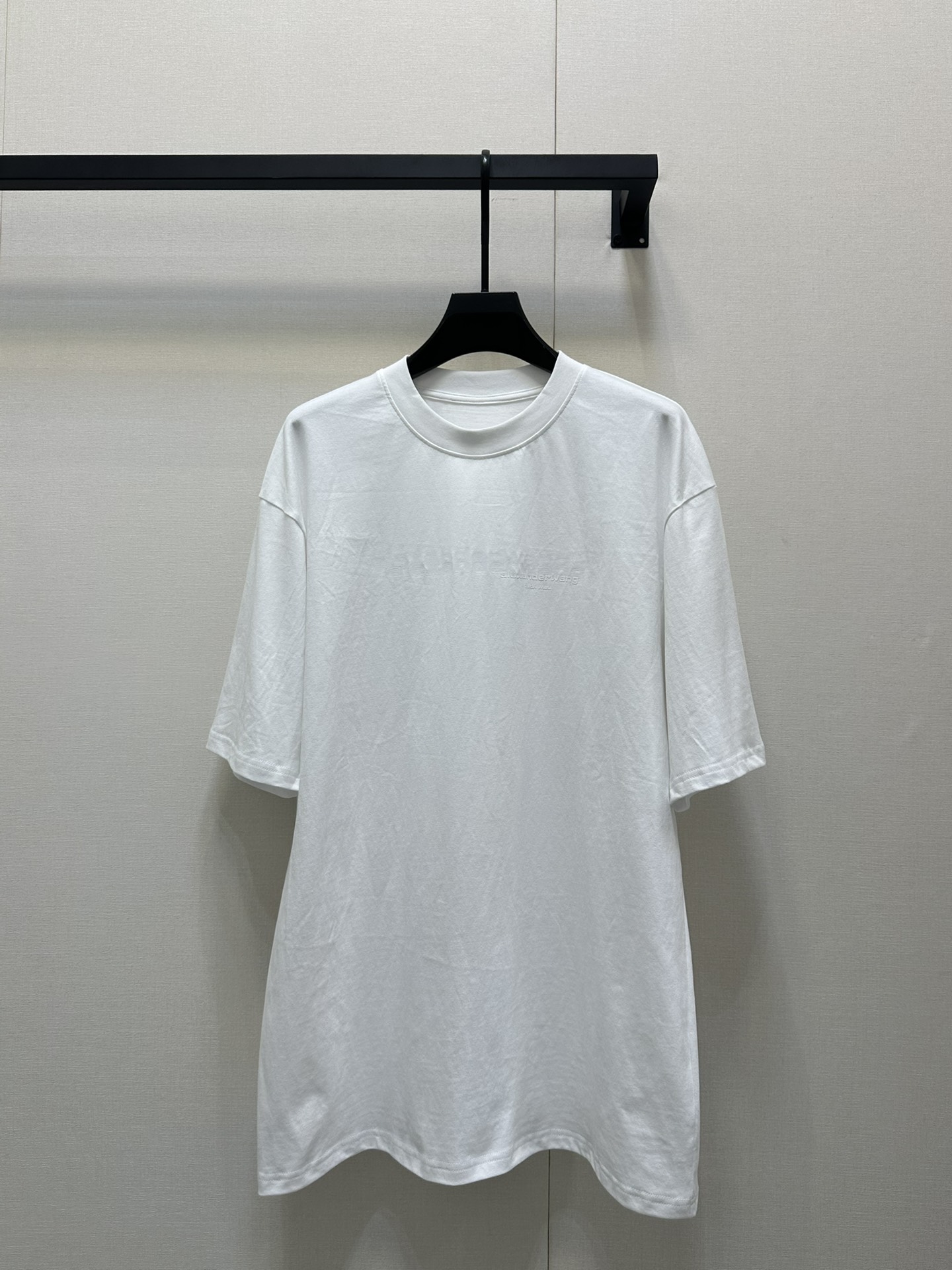 NO:335049,Alexand*r wang 25Ss spring and summer new style, letter round neck short-sleeved T-shirt original development!  High-end production!  Made of pure cotton with gram weight, full of drape, presents a slimming visual effect, uses washing technology to restore the uniform color, the letters on the chest outline the brand logo pattern of the floral body, collide with the color of the big body, fashionable and high-end feeling, create a personal style, fashionable and relaxed, single wear, and stylish, spot SML large-scale real shot, T-shirt,tees, t-shirt,alexander wang19860909Alexand*r wang 25Ss春夏新款 字母圆领短袖T恤 原版开发！高版出品！采用克重纯棉制成 垂坠感十足 呈现显瘦视觉效果 利用水洗工艺还原均匀本色 胸前字母勾勒出花体品牌徽标图案 与大身颜色碰撞 时尚高级感立现 打造个性风格 时髦松弛 单穿内搭都出彩时髦 现货 SML大货实拍,,T-shirt,tees，t-shirt,alexander wang,Women's clothing