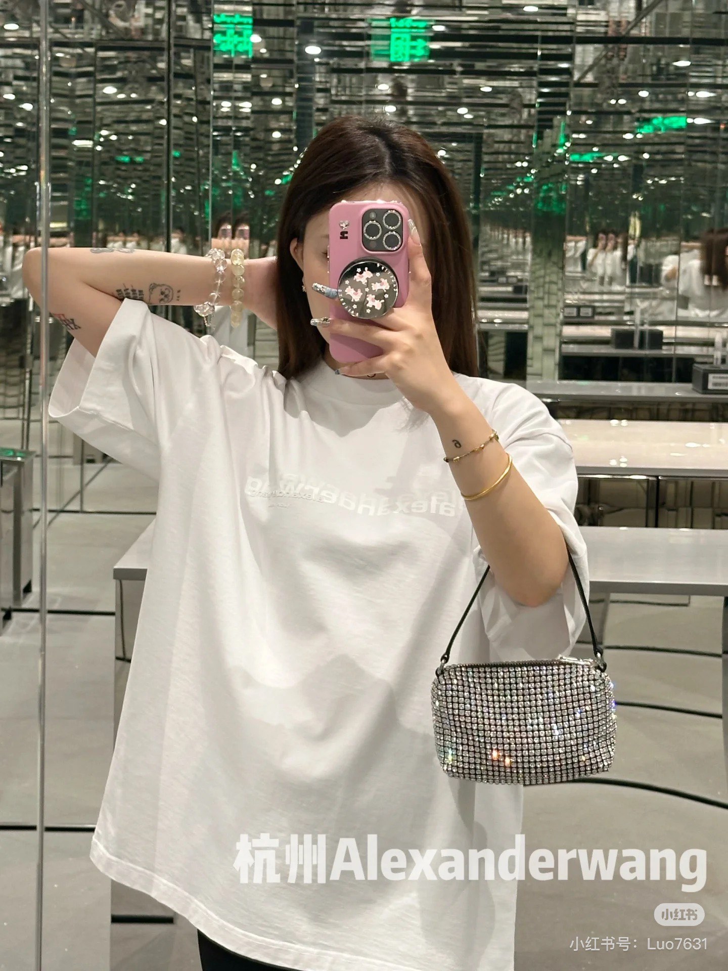 NO:335051,Alexand*r wang 25Ss spring and summer new style, letter round neck short-sleeved T-shirt original development!  High-end production!  Made of pure cotton with gram weight, full of drape, presents a slimming visual effect, uses washing technology to restore the uniform color, the letters on the chest outline the brand logo pattern of the floral body, collide with the color of the big body, fashionable and high-end feeling, create a personal style, fashionable and relaxed, single wear, and stylish, spot SML, T-shirt,tees, t-shirt,alexander wang19860909Alexand*r wang 25Ss春夏新款 字母圆领短袖T恤 原版开发！高版出品！采用克重纯棉制成 垂坠感十足 呈现显瘦视觉效果 利用水洗工艺还原均匀本色 胸前字母勾勒出花体品牌徽标图案 与大身颜色碰撞 时尚高级感立现 打造个性风格 时髦松弛 单穿内搭都出彩时髦 现货 SML,,T-shirt,tees，t-shirt,alexander wang,Women's clothing