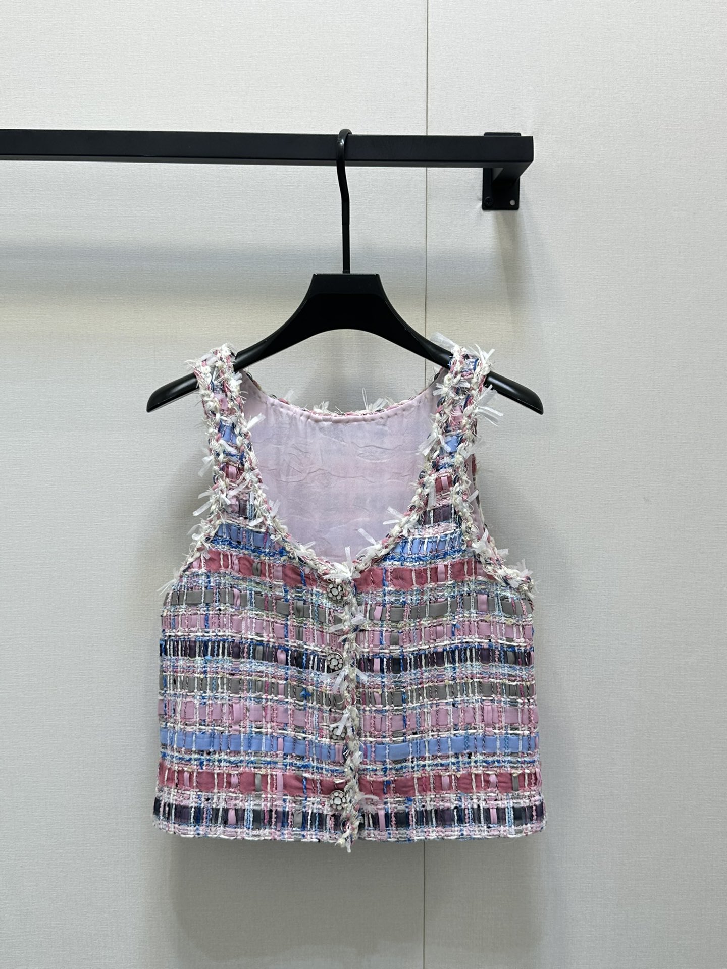 NO:335438,(Vest) Chane* 25P Early Spring New Model Heavy Industry Braided Vest Original Development High-Premium Production!  Based on large area of ​​colored plaids, visual tone, low-key and artistic, interspersed with bright colors, heavy-duty crystal buckles, the overall shape is very expensive, the front printed buttons focus on highlighting details, rich visual highlights successfully break the dullness, create the brand's exclusive temperament and famous style, spot SML large-scale real shots, chanel, alexander wang19860909（背心） Chane* 25P早春新款 重工编织背心 原版开发 高版出品！大面积彩色格纹为基础 视觉基调 低调充满艺术感 穿插亮色重工水晶扣点缀 整体造型贵气十足 前襟印刻钮扣着重突出细节 丰富视觉亮点成功打破沉闷感 打造品牌专属气质名媛风格 现货 SML大货实拍,,chanel,alexander wang,Women's clothing