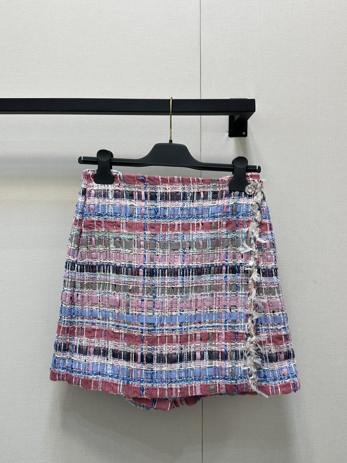 NO:335444,(Pants and skirts) Chane* 25P early spring new model Heavy industry braided vest Original development High-end production!  Based on large area of ​​colored plaids, visual tone, low-key and artistic, interspersed with bright colors, heavy-duty crystal buckles, the overall shape is very expensive, the front plaque is engraved to highlight details, rich visual highlights successfully break the dullness, create the brand's exclusive temperament and famous style, spot SML large-scale real shots, chanel, skirts, alexander wang19860909（裤裙） Chane* 25P早春新款 重工编织背心 原版开发 高版出品！大面积彩色格纹为基础 视觉基调 低调充满艺术感 穿插亮色重工水晶扣点缀 整体造型贵气十足 前襟印刻钮扣着重突出细节 丰富视觉亮点成功打破沉闷感 打造品牌专属气质名媛风格 现货 SML大货实拍,,chanel,skirts,alexander wang,Women's clothing