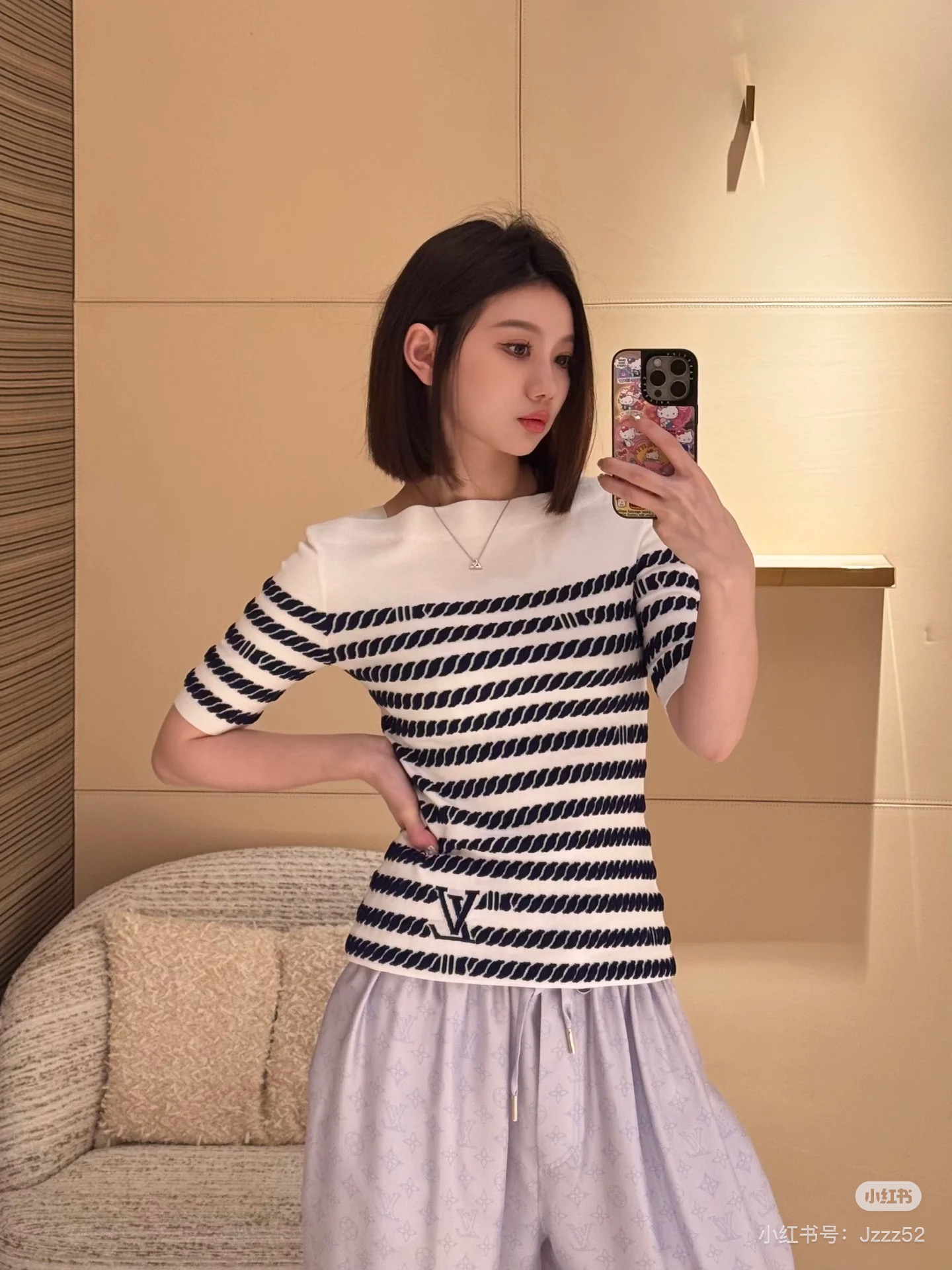 NO:331750,Small striped yyds, hemp rope embossed knitted knitted short-sleeved top. Original development High-end production Cotton wool yarn wool, soft and skin-friendly, comfortable and stylish, presenting obvious plush texture and more weight, one-shoulder tailoring neckline appropriately exposed skin, beautifying the proportion of head and shoulders, making the shoulders overlapped and rich design colliding with the texture of the large body, forming a layered sense, the two colors intertwined hem letters logo decorative retro style strong regular style highlights the figure SML, T-shirt, alexander wang19860909小条纹yyds,麻绳浮雕编织针织短袖上衣.原版开发 高版出品 棉毛纱线织造 柔软亲肤 舒适有型 呈现明显毛绒料质感更显份量 一字肩剪裁领口恰当露肤 美化头肩比例更显瘦素色肩位两侧交叠丰富设计与大身绳子纹理碰撞形成层次感通体两色交织下摆字母徽标装饰复古风格强烈常规版型突显身材 SML,,T-shirt,alexander wang,Women's clothing