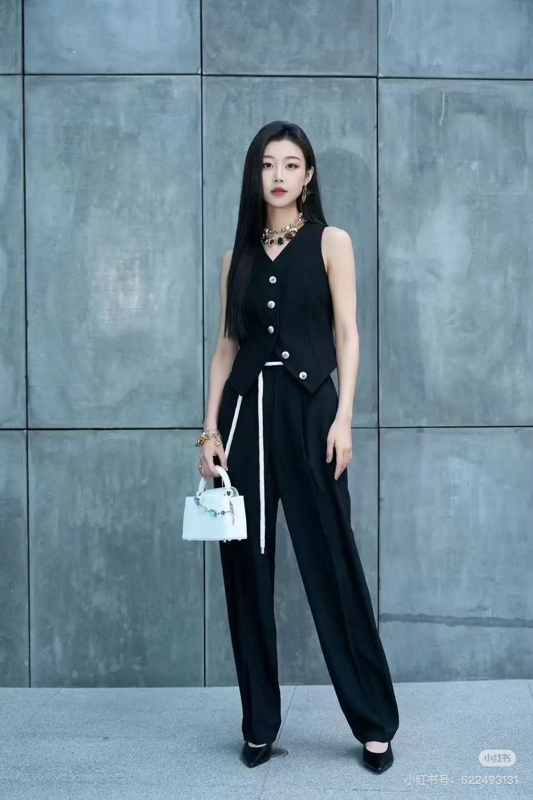 NO:421870,LV25 early spring new product, decorative drawstring silk casual pants. Original development, high-end production! 出街必备单品 谁穿谁有型！  !  The overall style is very beautiful and it is very fashionable no matter how you match it, it is highly recommended to buy it!  Matching with a short top, it becomes a trendy hot girl in seconds. In short, it is fashionable, versatile and easy to wear. It is not a loss to buy it. [Good] spot SML,,louis vuitton, real silk,alexander wang19860909LV25早春新品 装饰抽绳真丝休闲裤.原版开发 高版出品！出街必备单品 谁穿谁有型！！整体版型特别好看 怎么搭都很洋气强烈推荐入手！搭配小短款上衣 秒变潮流辣妹女孩 总而言之就是时髦百搭又好穿 入手不亏[好的]现货 SML,,louis vuitton,real silk,alexander wang,Women's clothing