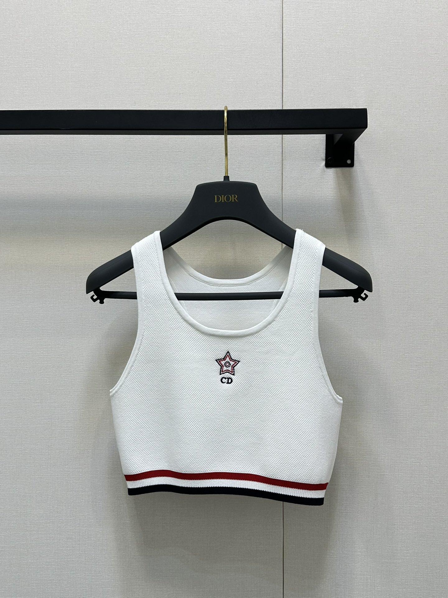 NO:331753,Vest Dio* 25Ss spring and summer new style tennis sporty style knitted vest. Original development!  High-end production!  The temperament U-neck slim fit style is versatile and not picky, and the lucky star CD embroidery logo design!  High-end black, white, red French elegant temperament, imported high-subsiding density yarn Swiss machine double weaving craft knitted yarn, a set of upper body looks slim and tall!  The quality of workmanship depends on the details!  Spot SML large-scale real-time photos, dior, alexander wang19860909背心Dio* 25Ss春夏新款 网球运动风针织背心.原版开发！高版出品！气质U领修身版型百搭不挑人,幸运星星CD刺绣logo设计！高级黑白红调法式优雅气质,进口高支密度纱线瑞士机双织工艺针织纱线,一套上身显瘦又高挑！做工品质看细节！现货 SML大货实拍,,dior,alexander wang,Women's clothing