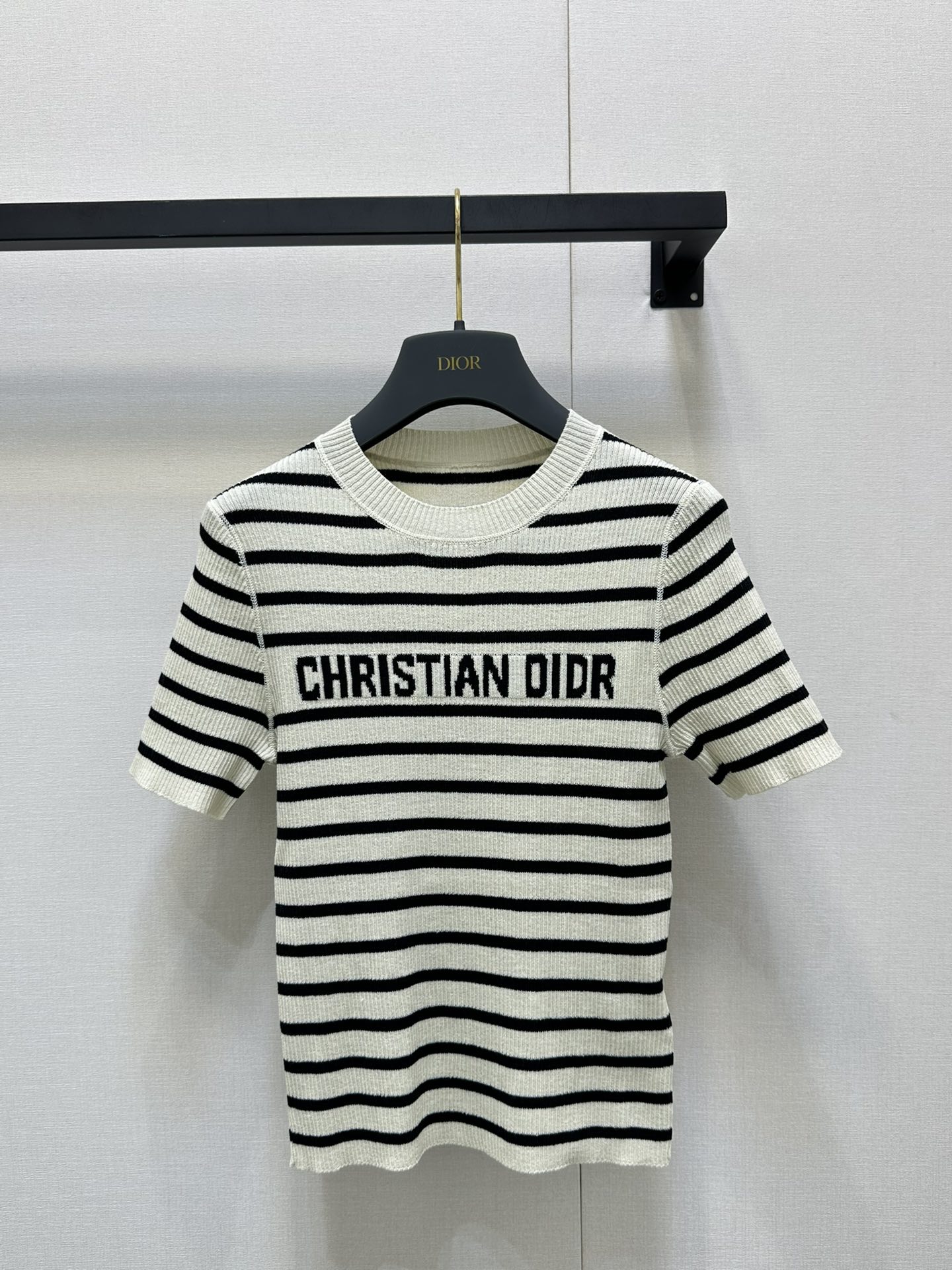 NO:331742,Dio*25Ss spring and summer new logo jacquard knitted striped short-sleeved top simple and versatile ~ black and white striped contrasting color combination classic apricot black striped texture high-end and fashionable chest decoration with letter hook pattern decoration slim fit style cut upper body to make it look slim and fit in spring and summer single wear, autumn and winter inner wear SML large-scale real shot, dior, T-shirt, alexander wang19860909Dio*25Ss春夏新款 logo提花针织条纹短袖上衣 简约百搭～黑白条纹撞色搭配 经典杏色黑色条纹肌理 高级且时髦胸前饰以字母钩花图案装饰 修身版型剪裁 上身显瘦贴身 春夏单穿 秋冬可内搭 现货 SML大货实拍,,dior,T-shirt,alexander wang,Women's clothing