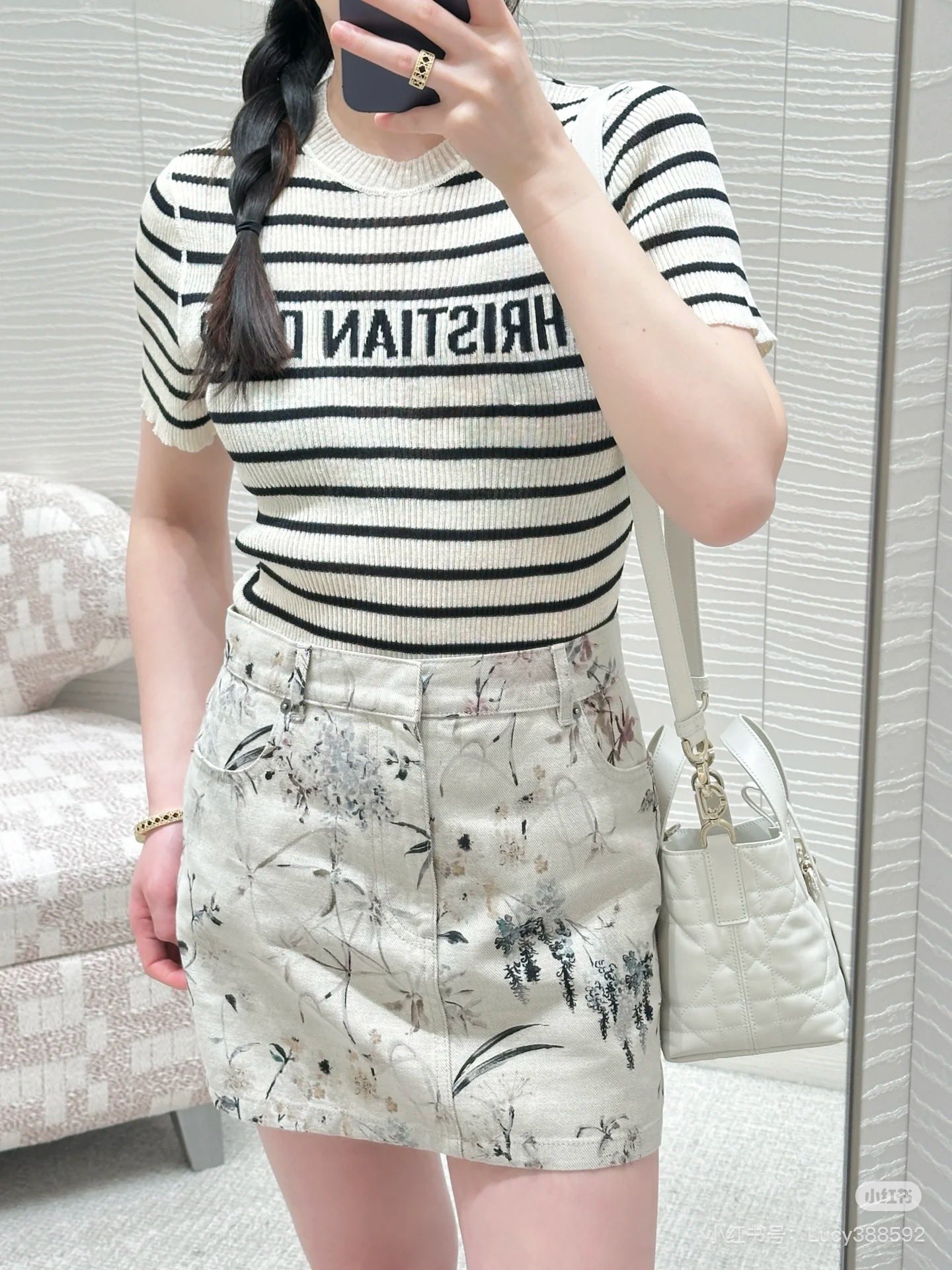 NO:331745,Dio*25Ss spring and summer new logo jacquard knitted striped short-sleeved top simple and versatile ~ black and white stripes contrasting color combination Classic apricot black striped texture High-end and fashionable chest decoration with letter crochet pattern Decorated slim fitting style cut The upper body looks slim and fitting in spring and summer single wear, autumn and winter can be worn inside SML, dior, T-shirt, alexander wang19860909Dio*25Ss春夏新款 logo提花针织条纹短袖上衣 简约百搭～黑白条纹撞色搭配 经典杏色黑色条纹肌理 高级且时髦胸前饰以字母钩花图案装饰 修身版型剪裁 上身显瘦贴身 春夏单穿 秋冬可内搭 现货 SML,,dior,T-shirt,alexander wang,Women's clothing