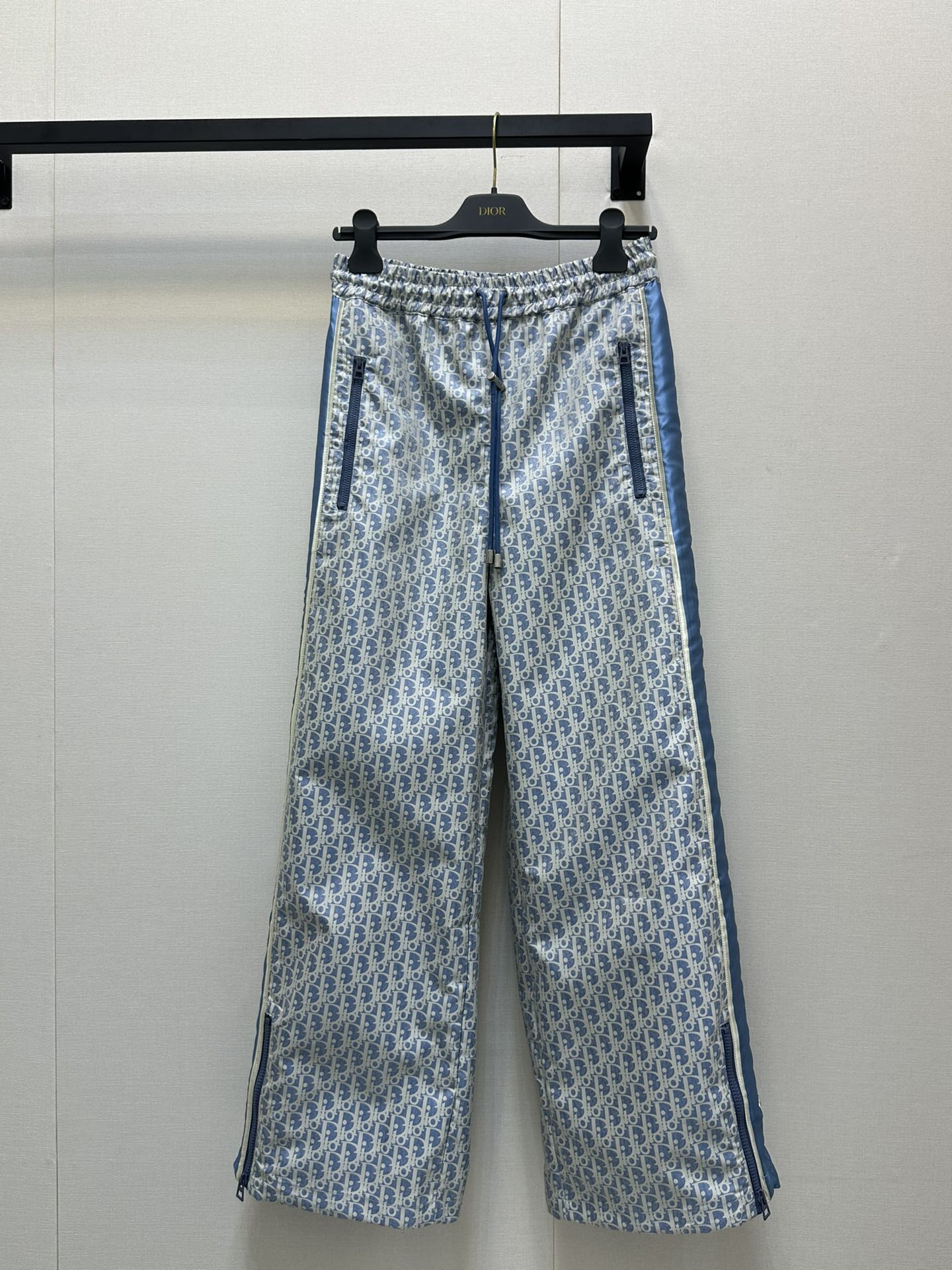 NO:331765,Dior2025 jacquard trousers, large body with letter jacquard patterns, showing gorgeous old money feeling, waist snap button adjustment and elasticity, more free and easy style, match with the same series of trousers legs, logo webbing, rich design levels, zipper drawstring adjustment, fashionable tone, more highlighting the body lines, add fashionable vitality to the overall shape, fashionable and relaxed SML large-scale real shot, dior, alexander wang19860909Dior2025提花长裤 大身以字母提花图案满印 彰显华丽老钱感腰间按扣调节松紧更显风格洒脱搭配同系列长裤腿外侧装饰徽标织带丰富设计层次 裤脚拉链抽绳调节造型适配时髦调性更凸显身形线条为整体造型增添时髦活力风格时髦松弛 SML大货实拍,,dior,alexander wang,Women's clothing