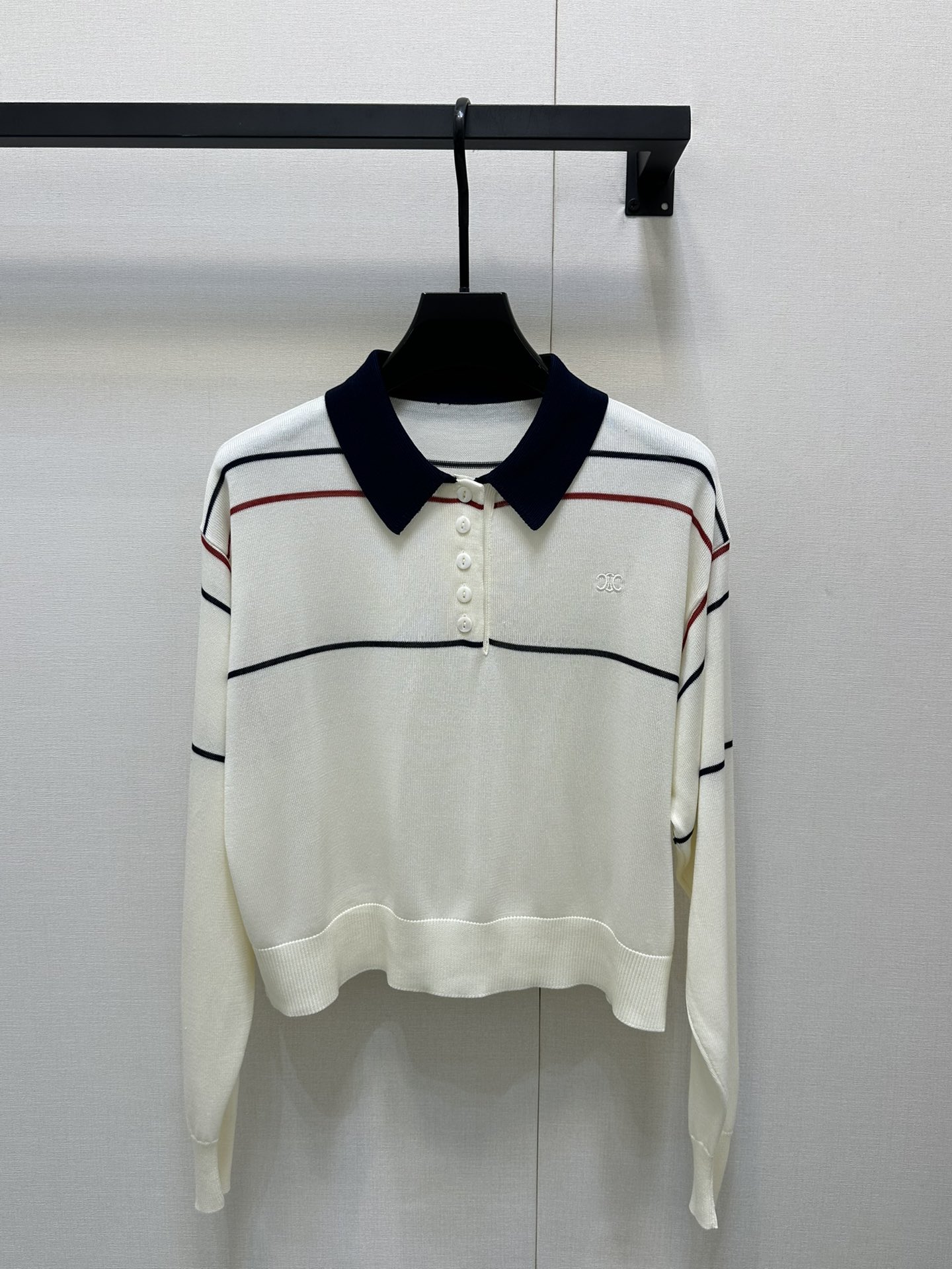 NO:335749,Celin* 25Ss early spring new style, buckle-embedded knitted short polo top. Original development!  High-end production!  The same style as the stars!  High-quality mulberry silk cotton blended yarn is made of delicate and silky feel, comfortable and refreshing, embroidered brand logo, low-key, unique taste, simple striped elements, add visual agility, the upper body is particularly hiding the flesh and slimming, the style is super positive, spot SML large-scale real shot, celine, alexander wang19860909Celin* 25Ss早春新款 系扣刺绣针织短款polo上衣.原版开发！高版出品！明星同款！采用高品质桑蚕丝棉混纺纱线 手感细腻丝滑 贴身穿很舒适清爽 刺绣品牌标识logo 低调中彰显独特品味 简约的条纹元素 增添了视觉灵动韵律 上身特别遮肉显瘦 版型超正 现货 SML大货实拍,,celine,alexander wang,Women's clothing