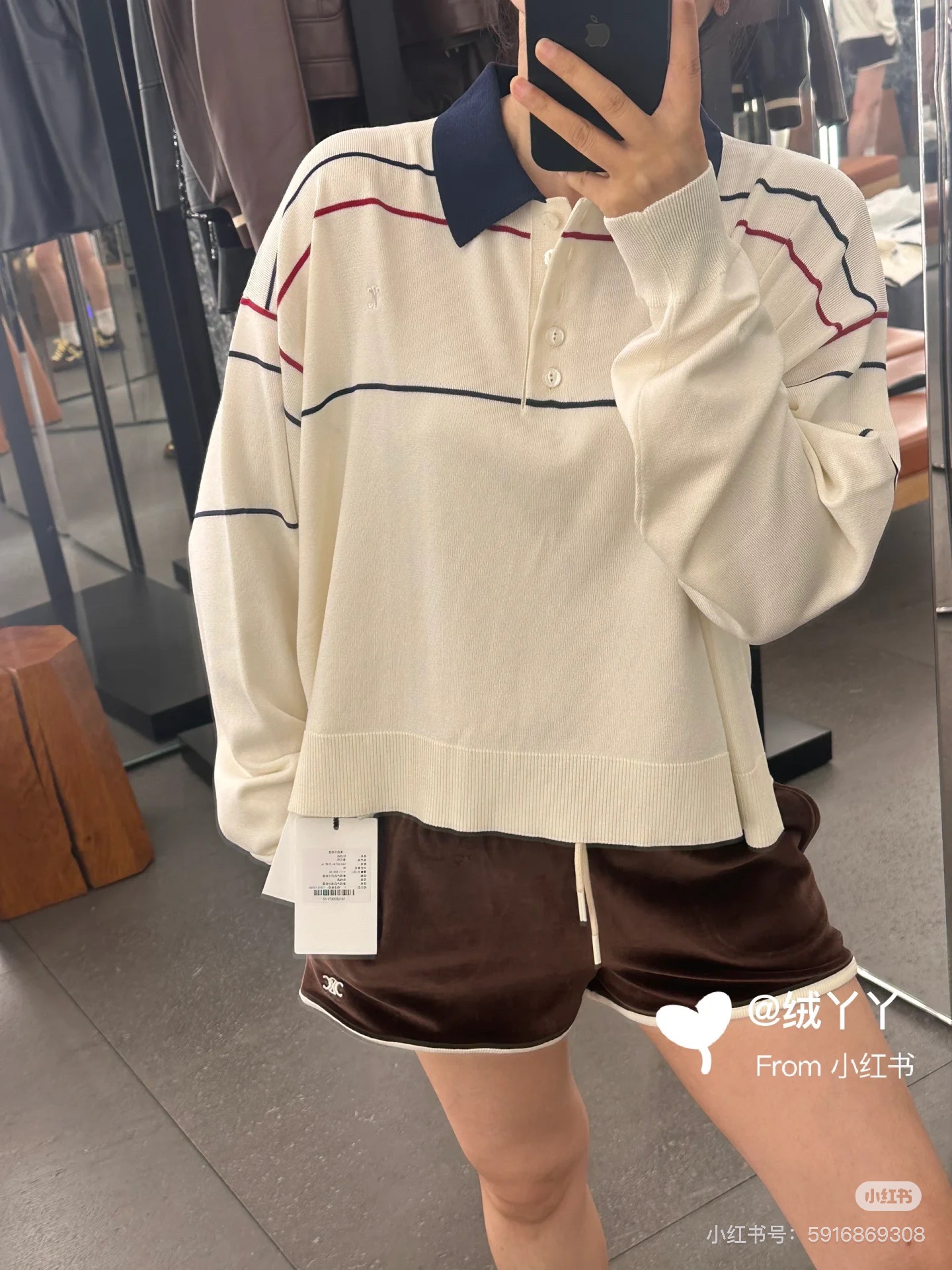 NO:423370,Celin* 25Ss early spring new style, buckle-embedded knitted short polo top. Original development!  High-end production!  The same style as the stars!  High-quality mulberry silk cotton blended yarn is made of delicate and silky feel, comfortable and refreshing, embroidered brand logo, low-key, unique taste, simple striped elements, add visual agility, the upper body is particularly hiding the flesh and slimming, the style is super positive SML, celine, alexander wang19860909Celin* 25Ss早春新款 系扣刺绣针织短款polo上衣.原版开发！高版出品！明星同款！采用高品质桑蚕丝棉混纺纱线 手感细腻丝滑 贴身穿很舒适清爽 刺绣品牌标识logo 低调中彰显独特品味 简约的条纹元素 增添了视觉灵动韵律 上身特别遮肉显瘦 版型超正 现货 SML,,celine,alexander wang,Women's clothing