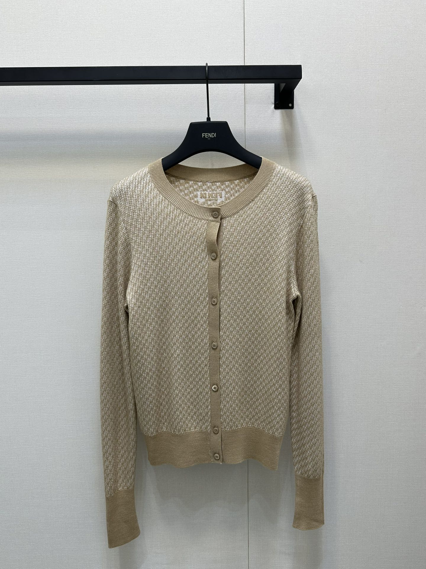 NO:335777,Fend*25Ss spring and summer new style silk wool cardigan original development high-end production!  As soon as I was on my upper body, I was amazed!  The fabric is made of top-notch materials, soft and skin-friendly, breathable, and has a very comfortable feeling of wearing. The round neck short-sleeved top is simple and fashionable, and the body proportions are perfectly modified. Whether it is going out on the street or attending parties, it can easily stay in the scene, allowing you to exude confidence and charm at all times. Get it now and start your fashion journey!  Spot SML big-ticket real shot, fendi, T-shirt, real silk, alexander wang19860909Fend*25Ss春夏新款 真丝羊毛开衫 原版开发 高版出品！一上身就被惊艳到了！面料选用顶级材质,柔软亲肤,透气性满分,穿着感超舒适.圆领短袖上衣 简约又时髦,身材比例也被完美修饰.无论是日常出街还是参加聚会,它都能轻松住场面,让你时刻散发自信魅力.赶紧入手,开启你的时尚之旅！ 现货 SML大货实拍,,fendi,T-shirt,real silk,alexander wang,Women's clothing