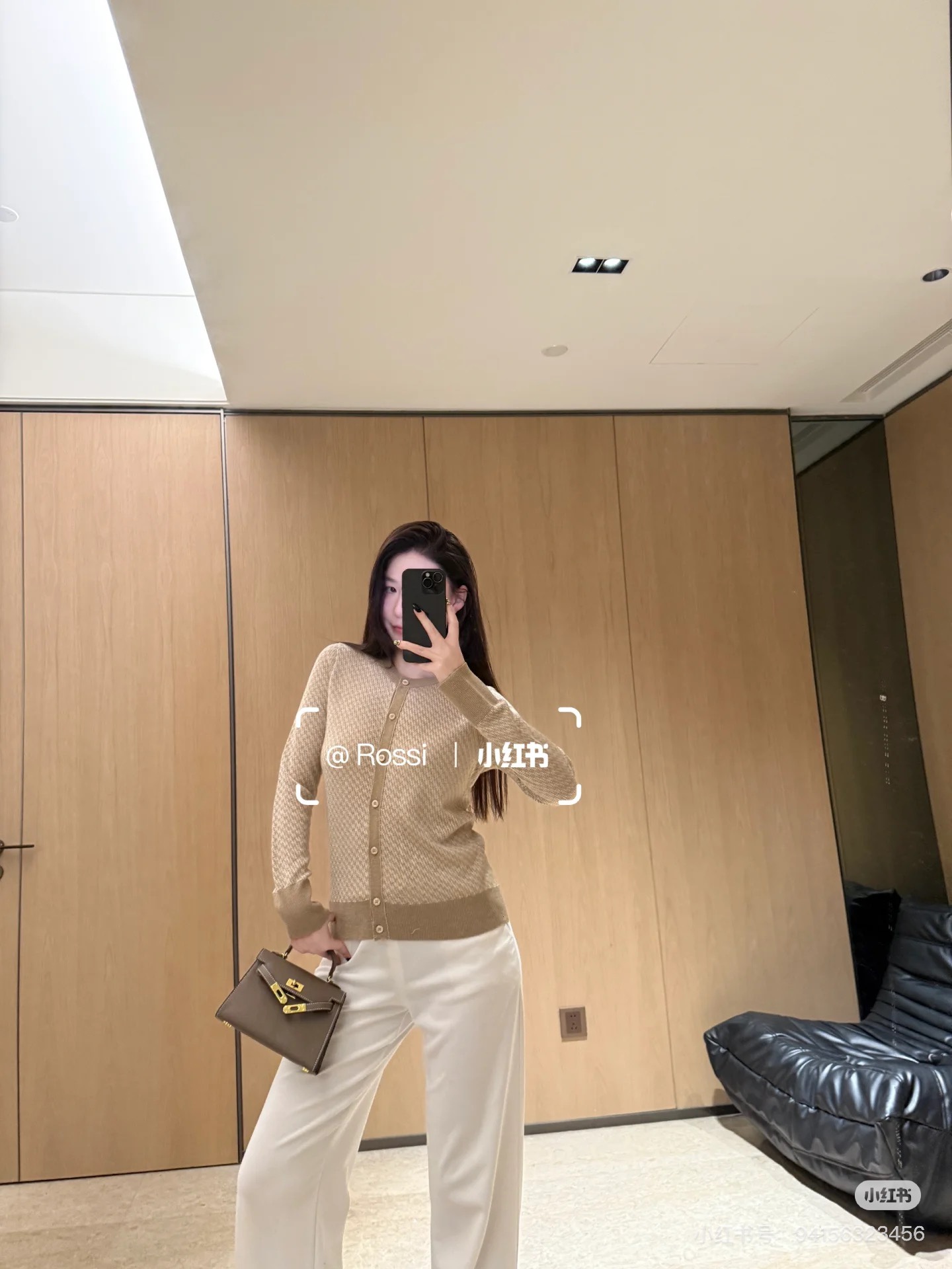 NO:335780,Fend*25Ss spring and summer new style silk wool cardigan original development high-end production!  As soon as I was on my upper body, I was amazed!  The fabric is made of top-notch materials, soft and skin-friendly, breathable, and has a very comfortable feeling of wearing. The round neck short-sleeved top is simple and fashionable, and the body proportions are perfectly modified. Whether it is going out on the street or attending parties, it can easily stay in the scene, allowing you to exude confidence and charm at all times. Get it now and start your fashion journey!  Spot SM, fendi, T-shirt, real silk, alexander wang19860909Fend*25Ss春夏新款 真丝羊毛开衫 原版开发 高版出品！一上身就被惊艳到了！面料选用顶级材质,柔软亲肤,透气性满分,穿着感超舒适.圆领短袖上衣 简约又时髦,身材比例也被完美修饰.无论是日常出街还是参加聚会,它都能轻松住场面,让你时刻散发自信魅力.赶紧入手,开启你的时尚之旅！ 现货 SM,,fendi,T-shirt,real silk,alexander wang,Women's clothing