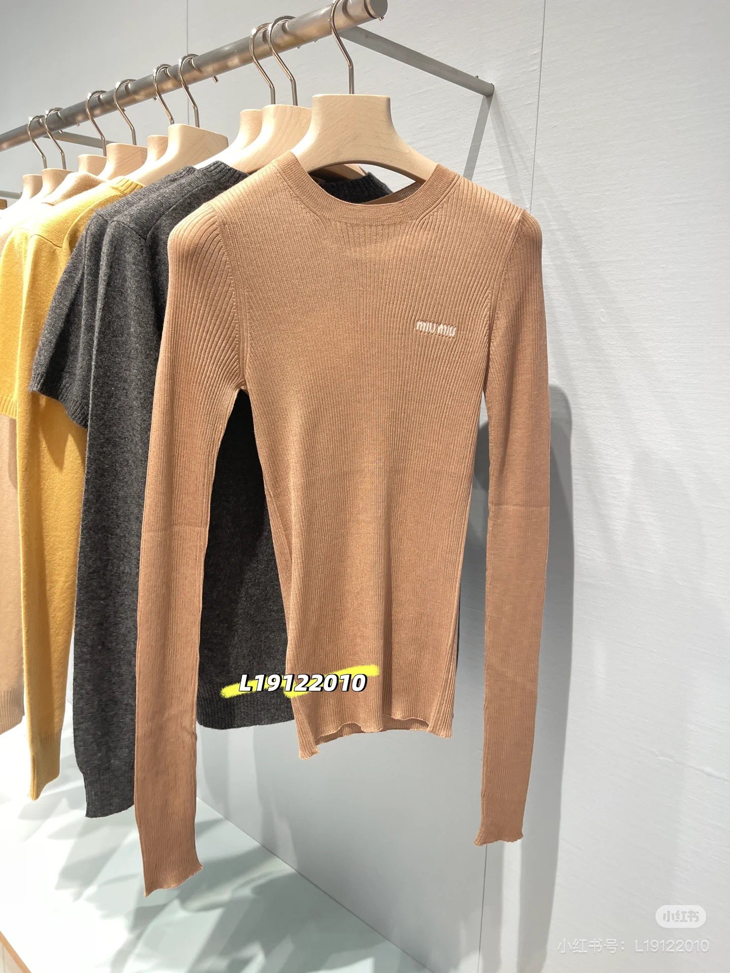 NO:335456,Miumi* 25Ss Spring and Summer New Model 80-strand wool 18-needle craft sweater Original development!  High-end production!  The vertical stripes are super slim, the chest logo is jacquard and embellished, and it is suitable for wearing alone or base. The ultra-fine wool fabric of fixed spun is rich in elasticity!  The extension and rebound are very good!  The touch is soft and glutinous and super comfortable!  Spot SML, miumiu,alexander wang19860909Miumi* 25Ss春夏新款 80支股羊毛 18针工艺针织衫 原版开发！高版出品！竖条纹超显瘦,胸前logo提花点缀,单穿或打底都很合适.定纺的超细腻羊毛面料,弹性丰富不勒人！延展和回弹都非常好！手感软软糯糯的超级舒服！现货 SML,,miumiu,alexander wang,Women's clothing