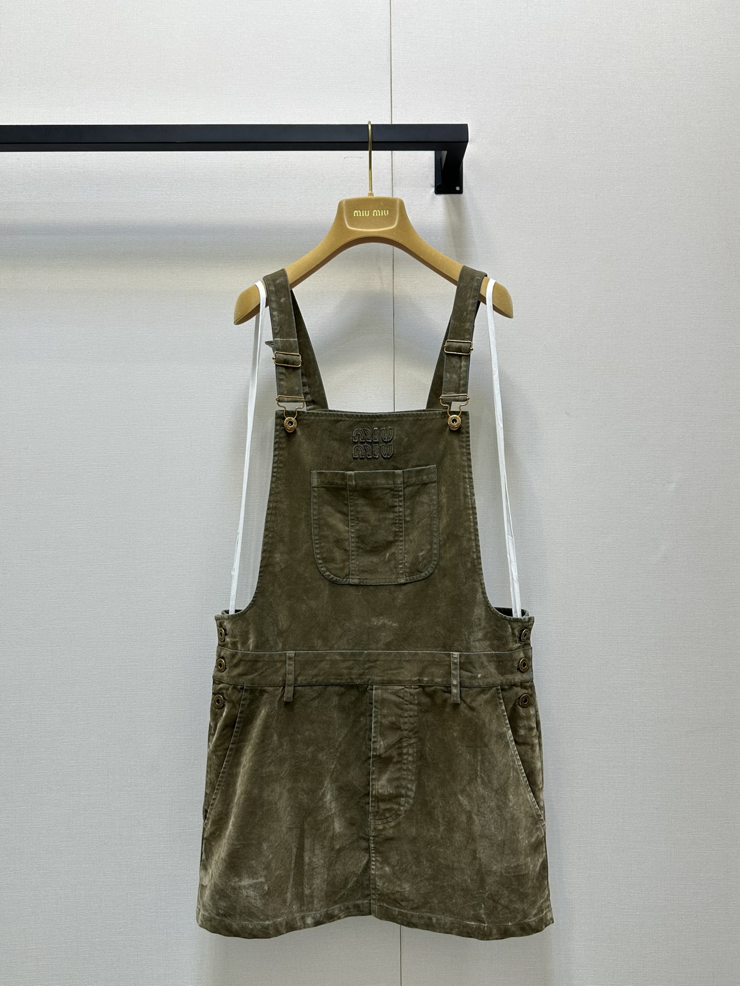 NO:331748,MIU MI*｜All-friendly velvet craft casual strap skirt series, positioning patch, heavy industry washing process, imported fabrics are soft, delicate and comfortable in texture. Fixed dyeing, low-key and luxurious, age-reducing Girls' Generation!  A must-have artifact for white, rich and beautiful women!  Classic regular version Highly recommended for your own style!  Workmanship quality depends on details SML large-scale goods real shots, miumiu, skirts, alexander wang19860909MIU MI*｜贴布绣百搭丝绒工艺休闲背带裙 系列款 定位贴布,重工洗水工艺 进口面料质感柔软细腻舒适. 定染色系 低调奢华, 减龄少女时代！白富美必备神器！ 经典常规版型 强烈推荐自留款！做工品质看细节 SML大货实拍,,miumiu,skirts,alexander wang,Women's clothing